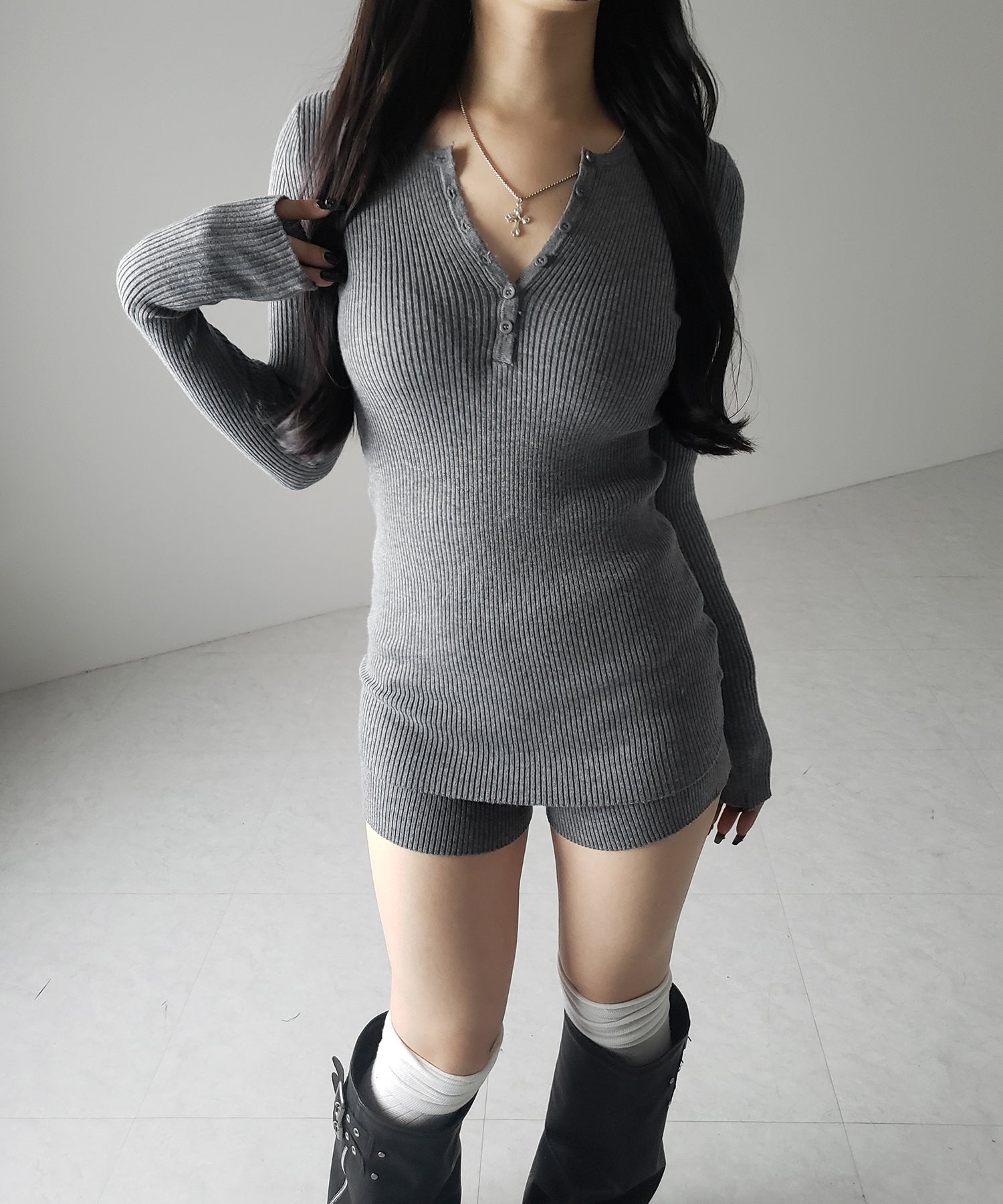 【 セットアップ 】ヘンリーネックスリムリブニットトップス&ニットショートパンツ SET / henley neck slim rib knit tops & knit short pants SET