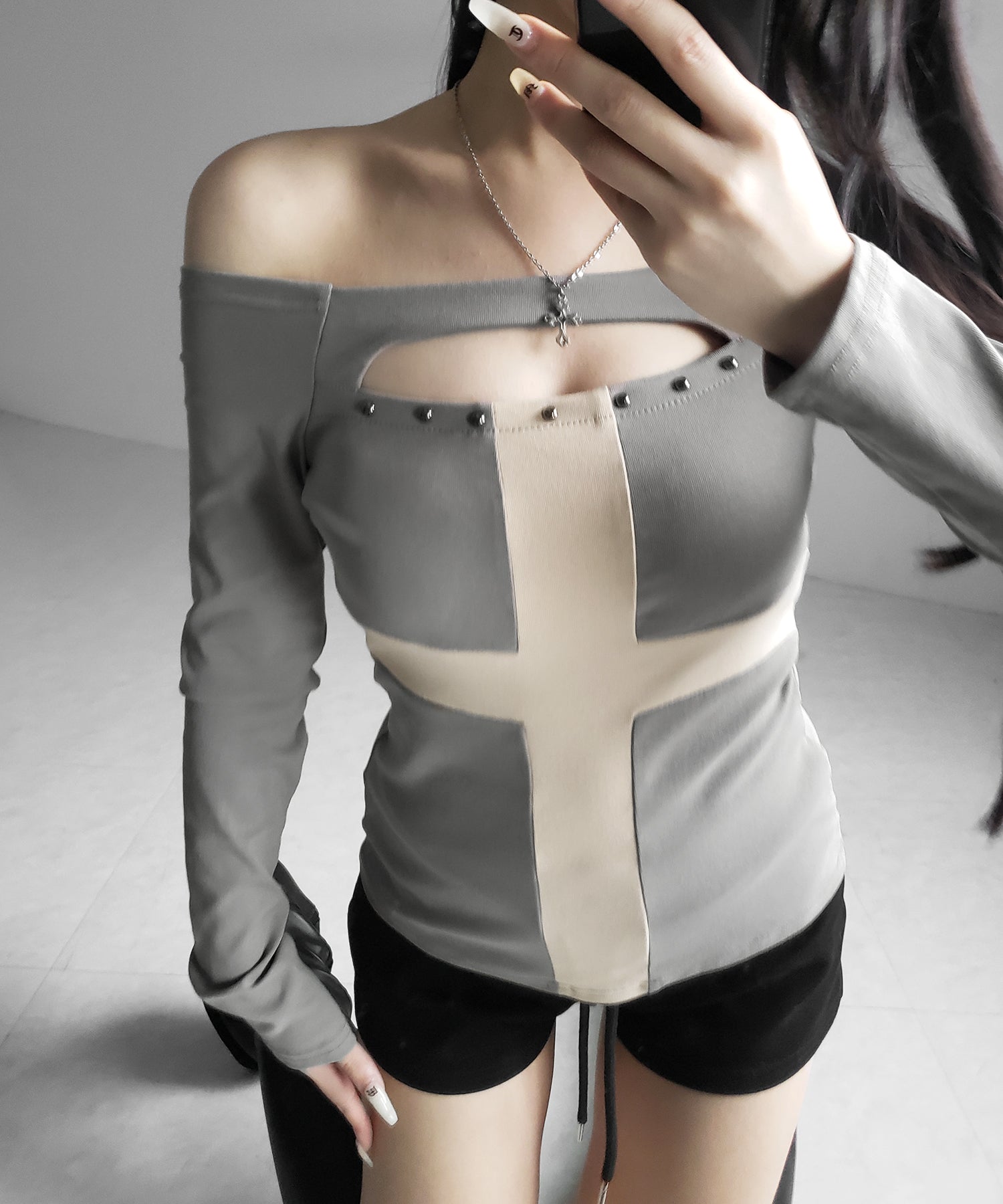 十字架クロスデザインカットアウトオフショルスリムトップス / cross design cutout offshoulder slim tops