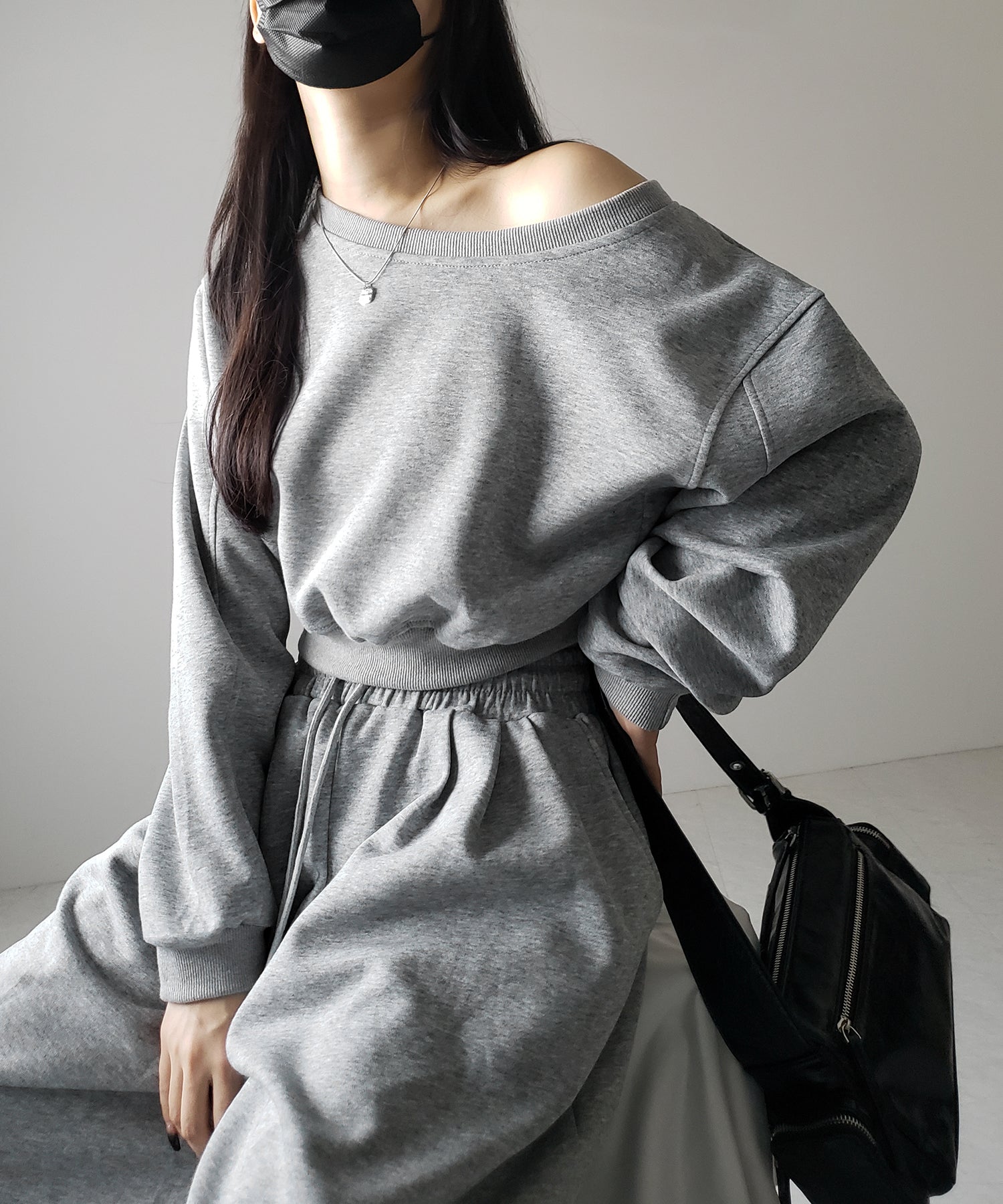 【 セットアップ 】ワンショルダーショートスウェットトップス + タックワイドパンツ SET / off shoulder short sweat tops & tack wide pants SET