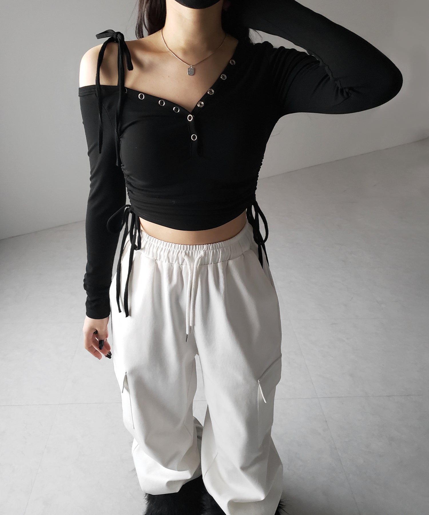 【 2WAY / 裏起毛 】ナナメストラップスナップボタンシャーリングリボントップス / naname strap snap button shirring ribbon tops