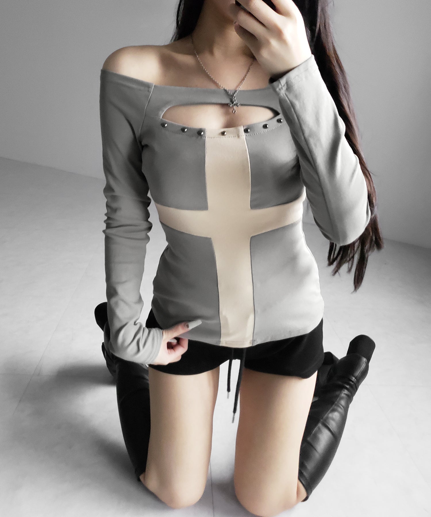 十字架クロスデザインカットアウトオフショルスリムトップス / cross design cutout offshoulder slim tops