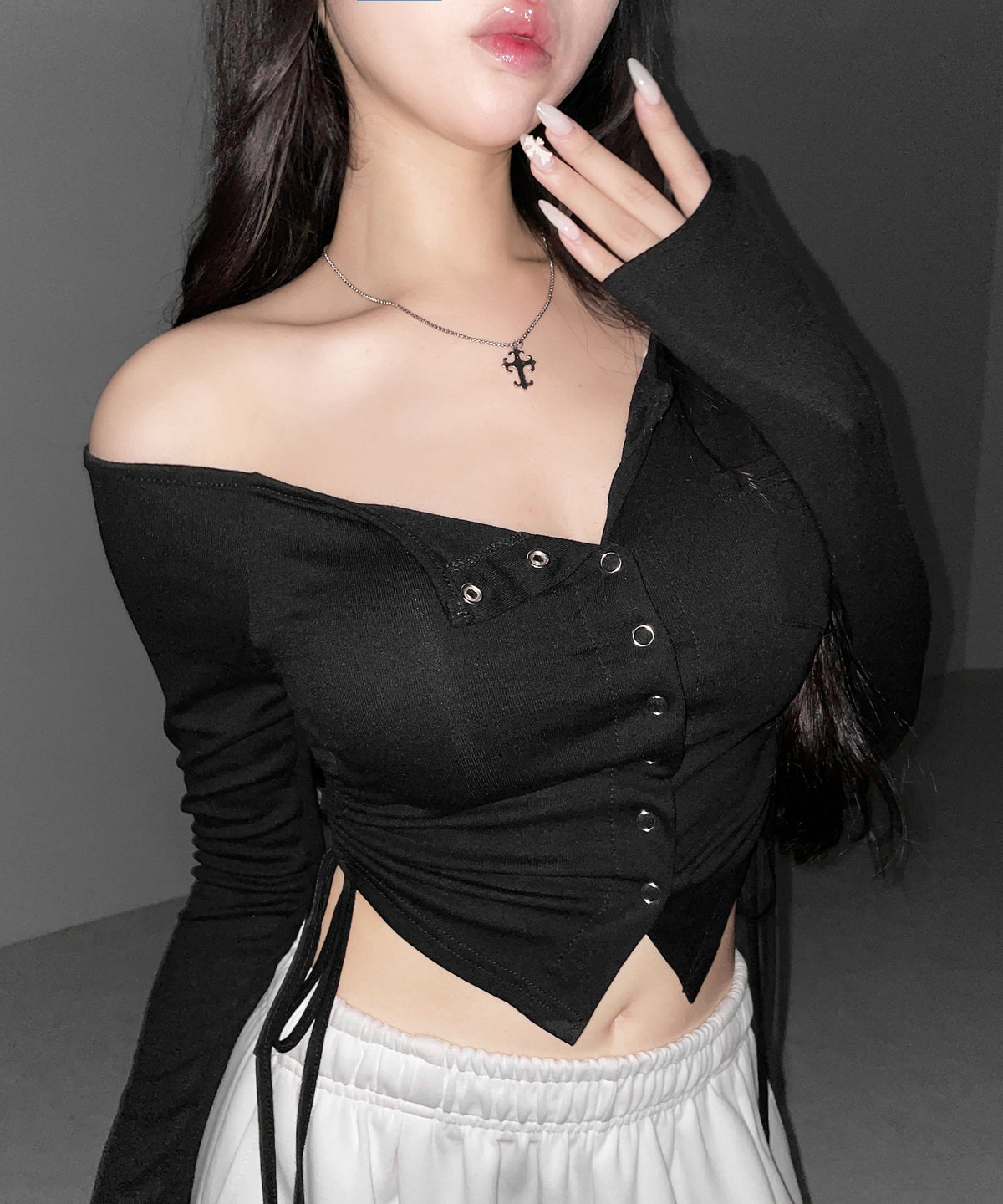 スナップボタンサイドシャーリング長袖ワンショルトップス / Snap button side shirring long-sleeved one-shoulder tops