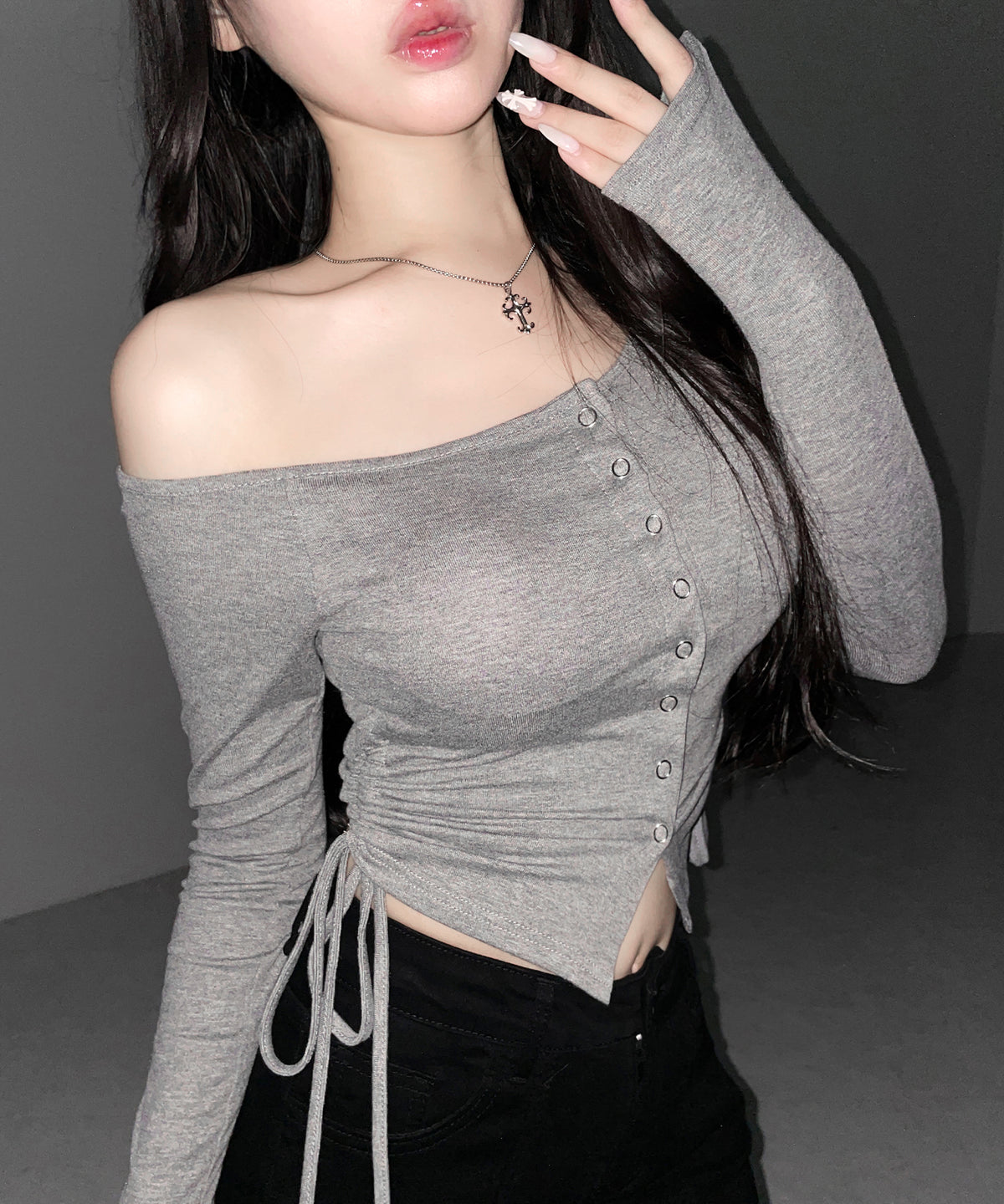 スナップボタンサイドシャーリング長袖ワンショルトップス / Snap button side shirring long-sleeved one-shoulder tops