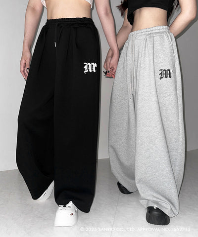 【 HELLO KITTY × me+em select 】ハローキティM LOGO ワイドスウェットパンツ / Hello Kitty M Logo wide sweatpants 【 セットアップ着用可能 】