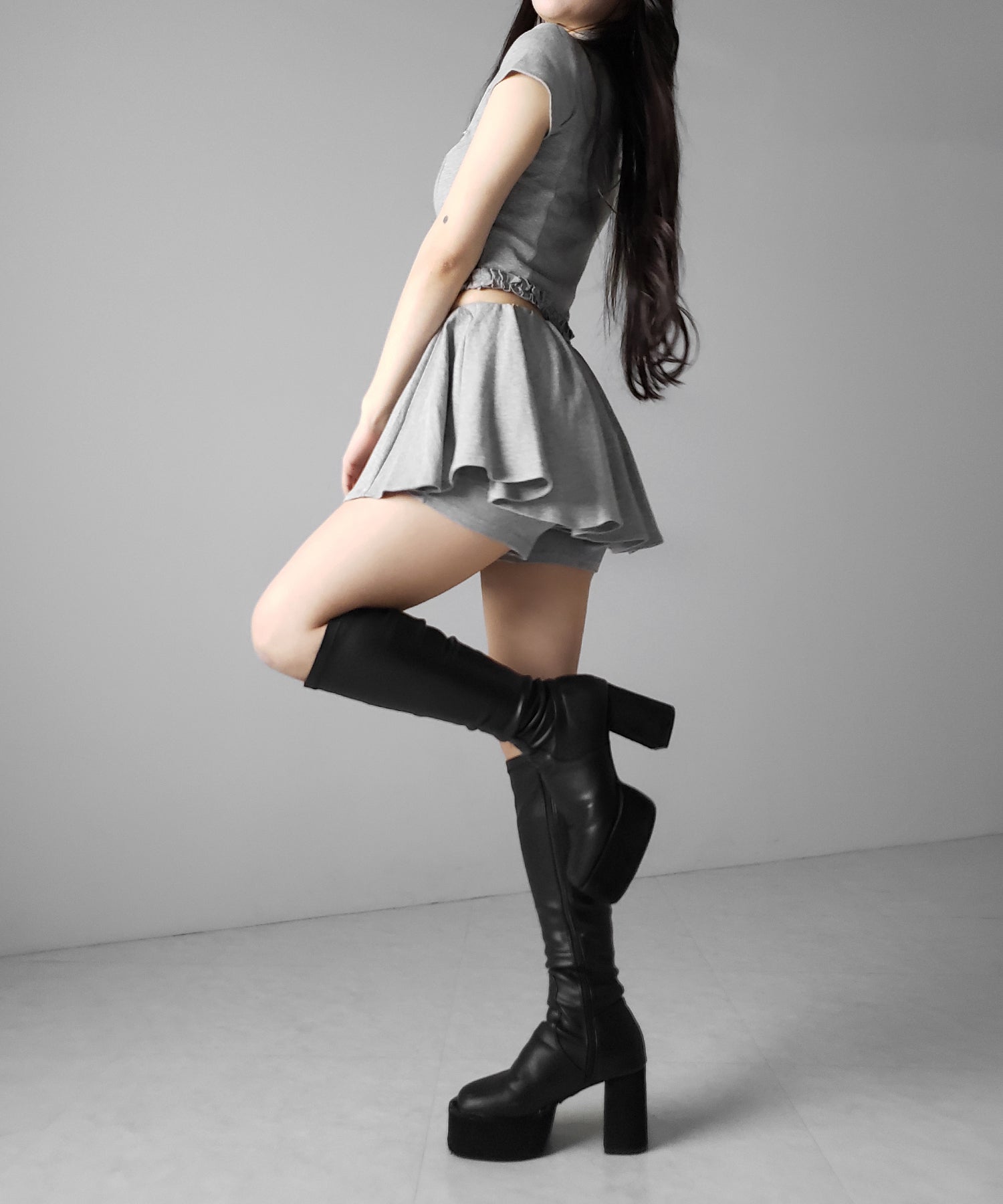 【 セットアップ 】ロゴプレート半袖トップス+フレアミニスカパン SET /( SETUP ) logo plate short sleeve tops + flared mini skirt pants