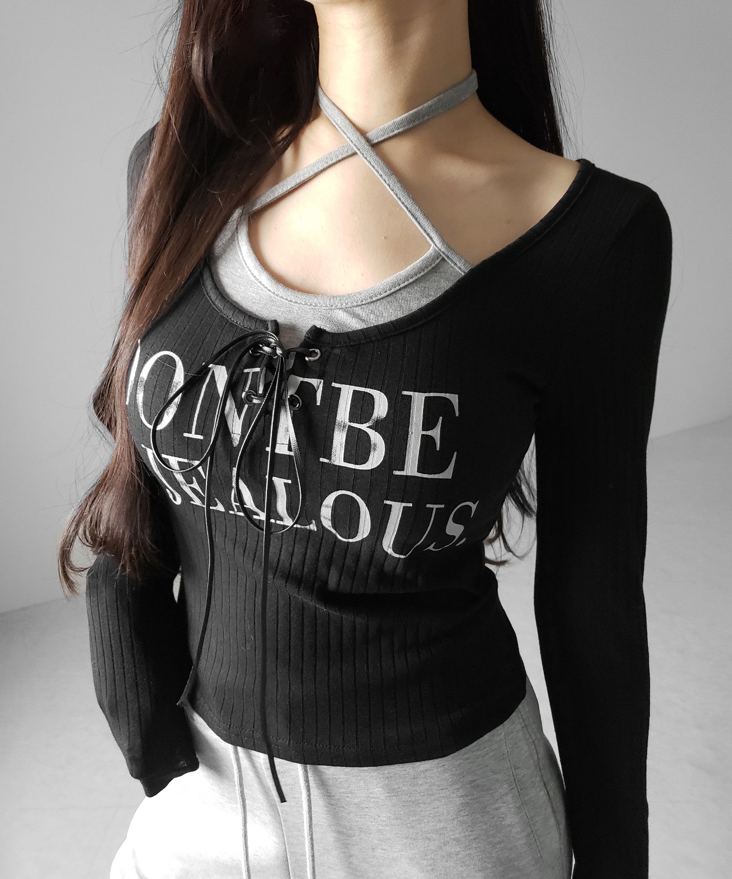 【 クロスネックにできる2WAY 】レースアップフェイクレイヤードロゴカットソートップス / laceup fake layered logo cutsew tops