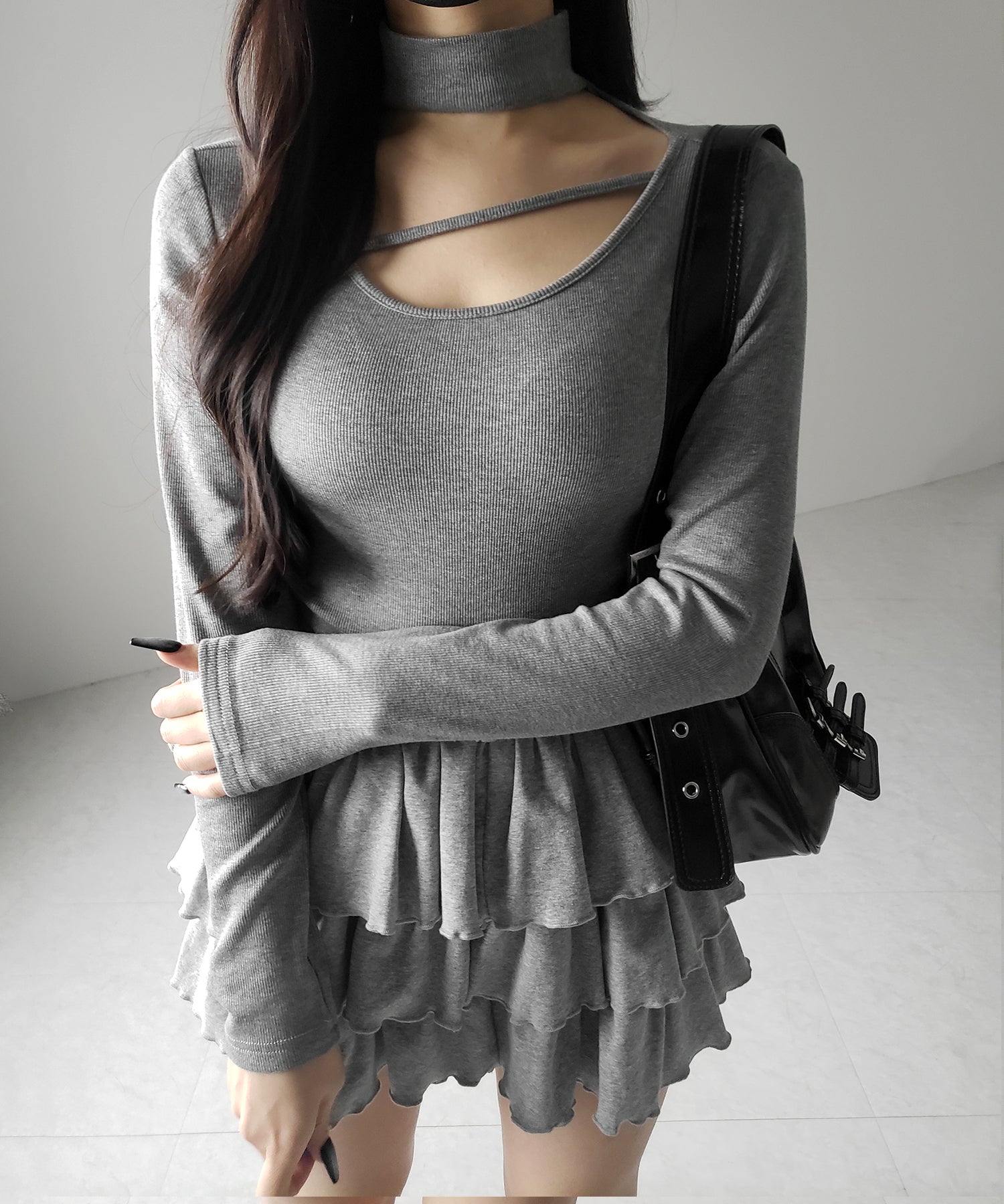 【 裏起毛 】チョーカーナナメストラップシャーリングトップス / choker naname strap shirring tops