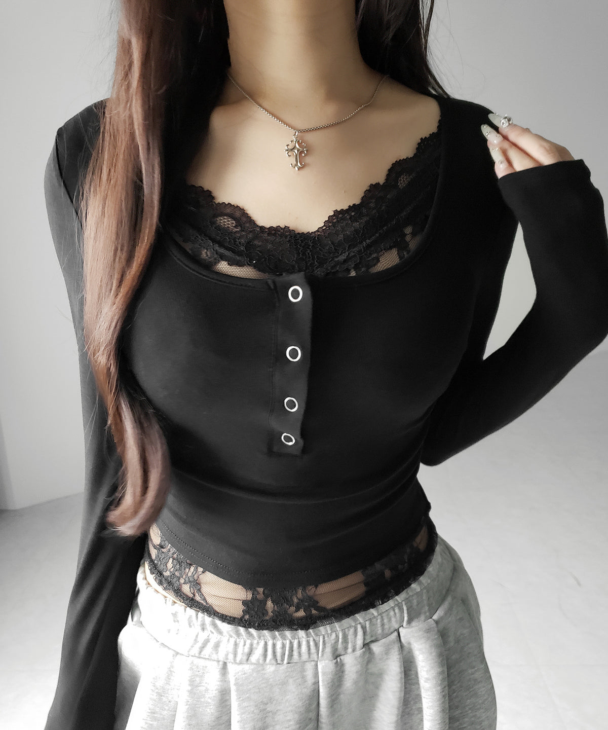 【 人気アイテムの長袖verが新登場! 】レースレイヤードヘンリーネックスクエア長袖Tシャツ / lace layered henley neck square long sleeve T-shirt