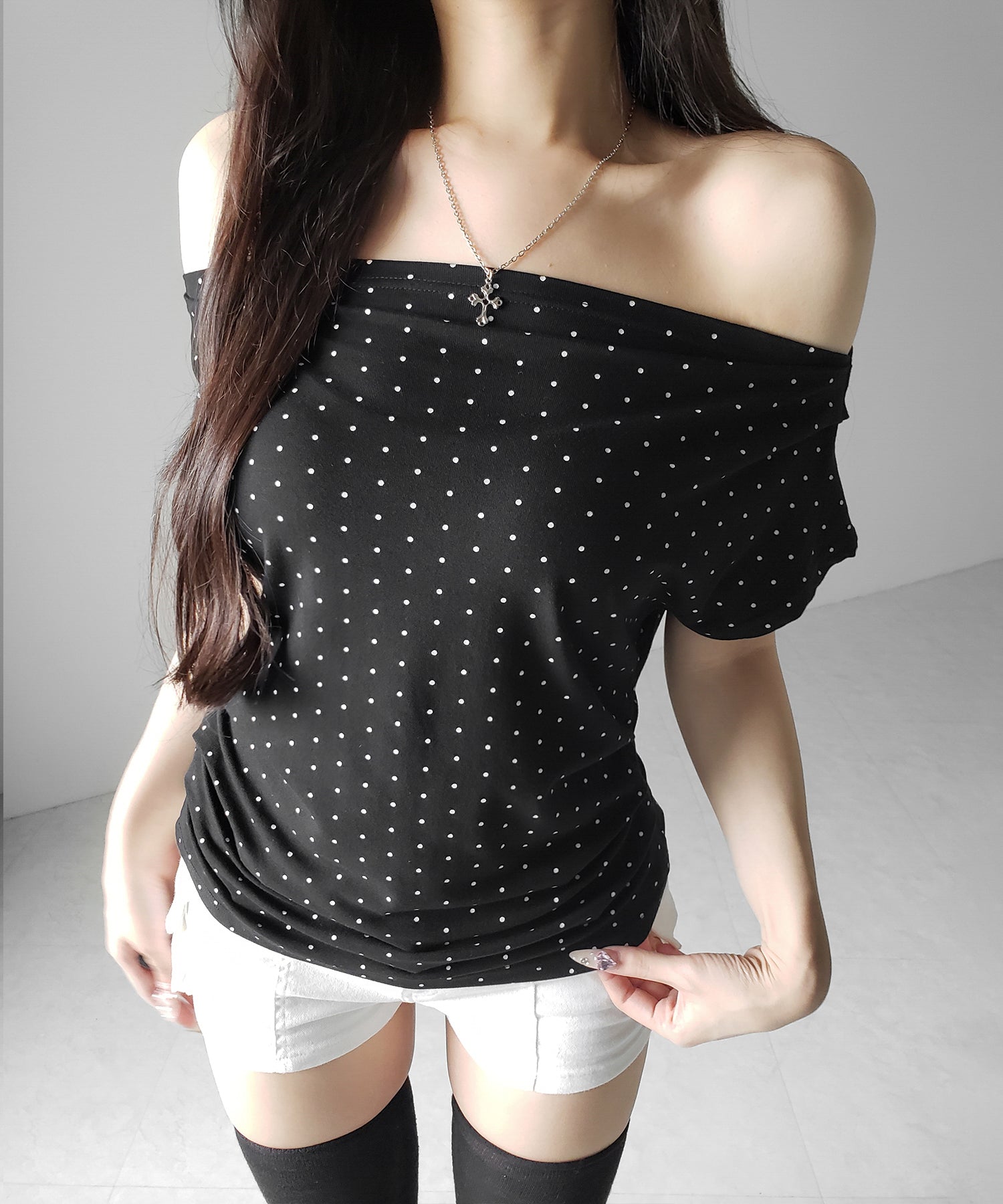 オフショルタックドレープドットTシャツ / off shoulder tack drape shortsleeve dot T-shirts