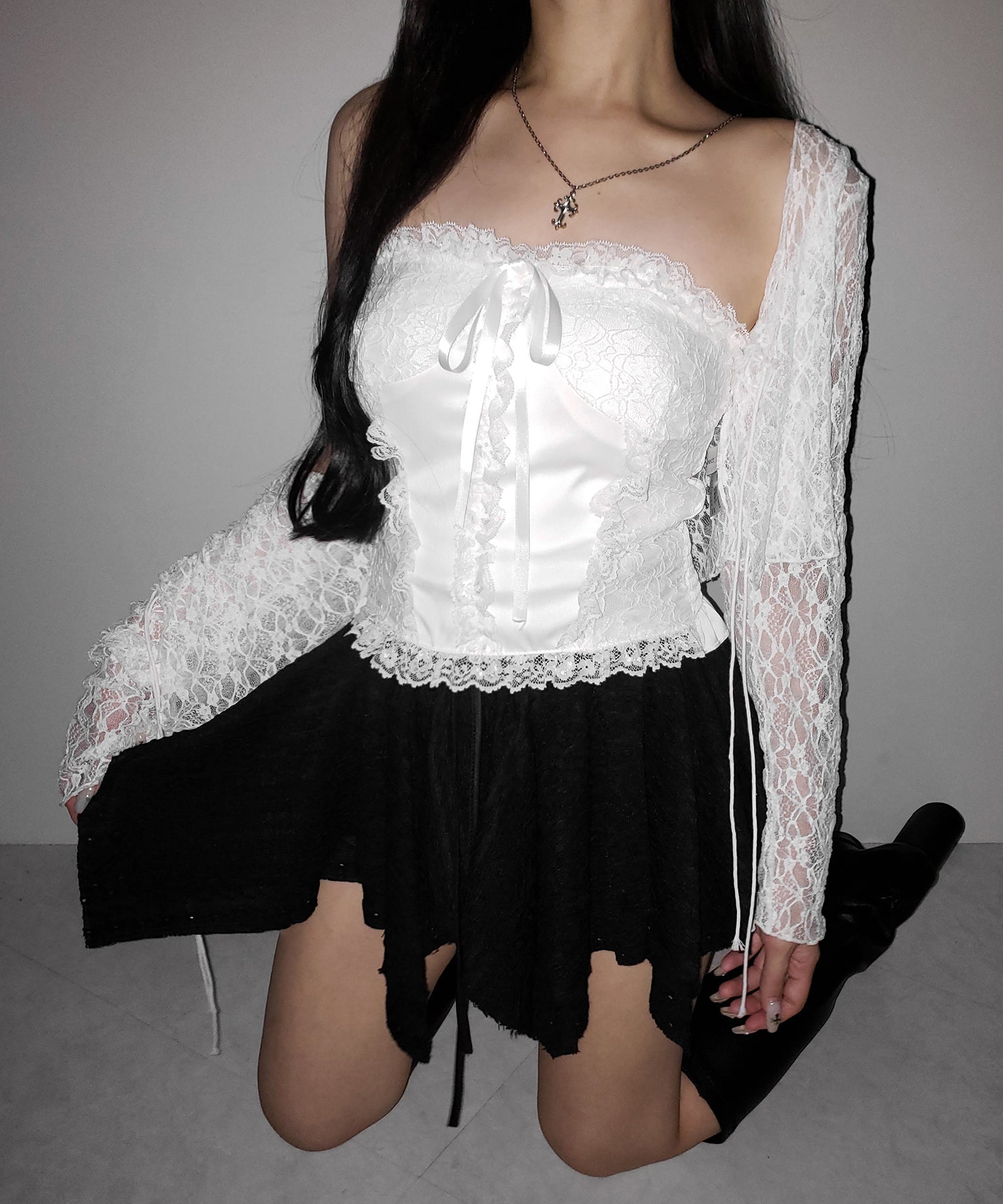 【 2color 】フロントリボンレースフリルコルセットベアトップ / front ribbon lace frill corset bare top