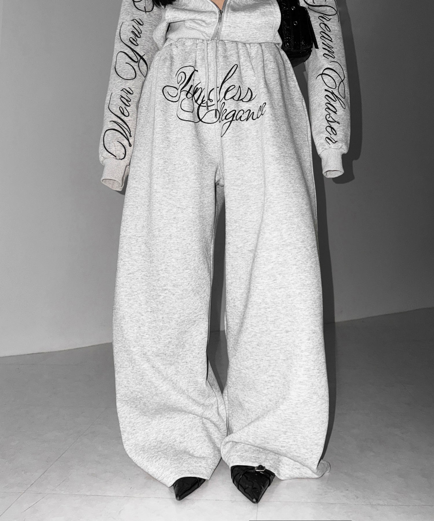 フロントレタリングロゴ刺繍ワイドスウェットパンツ / front lettering logo embroidery wide sweatpants