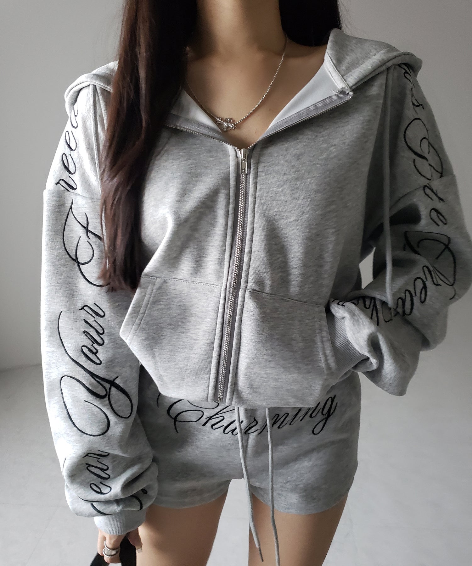【 セットアップ 】レタリングロゴ刺繍ジップアップパーカー&ショートパンツ / lettering logo embroidery zip-up hoodie & short pants SETUP