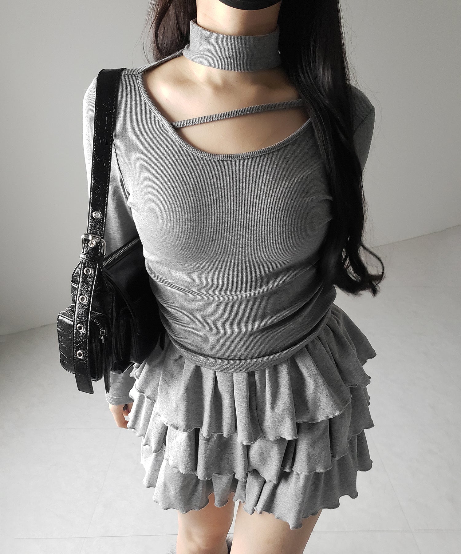 【 裏起毛 】チョーカーナナメストラップシャーリングトップス / choker naname strap shirring tops