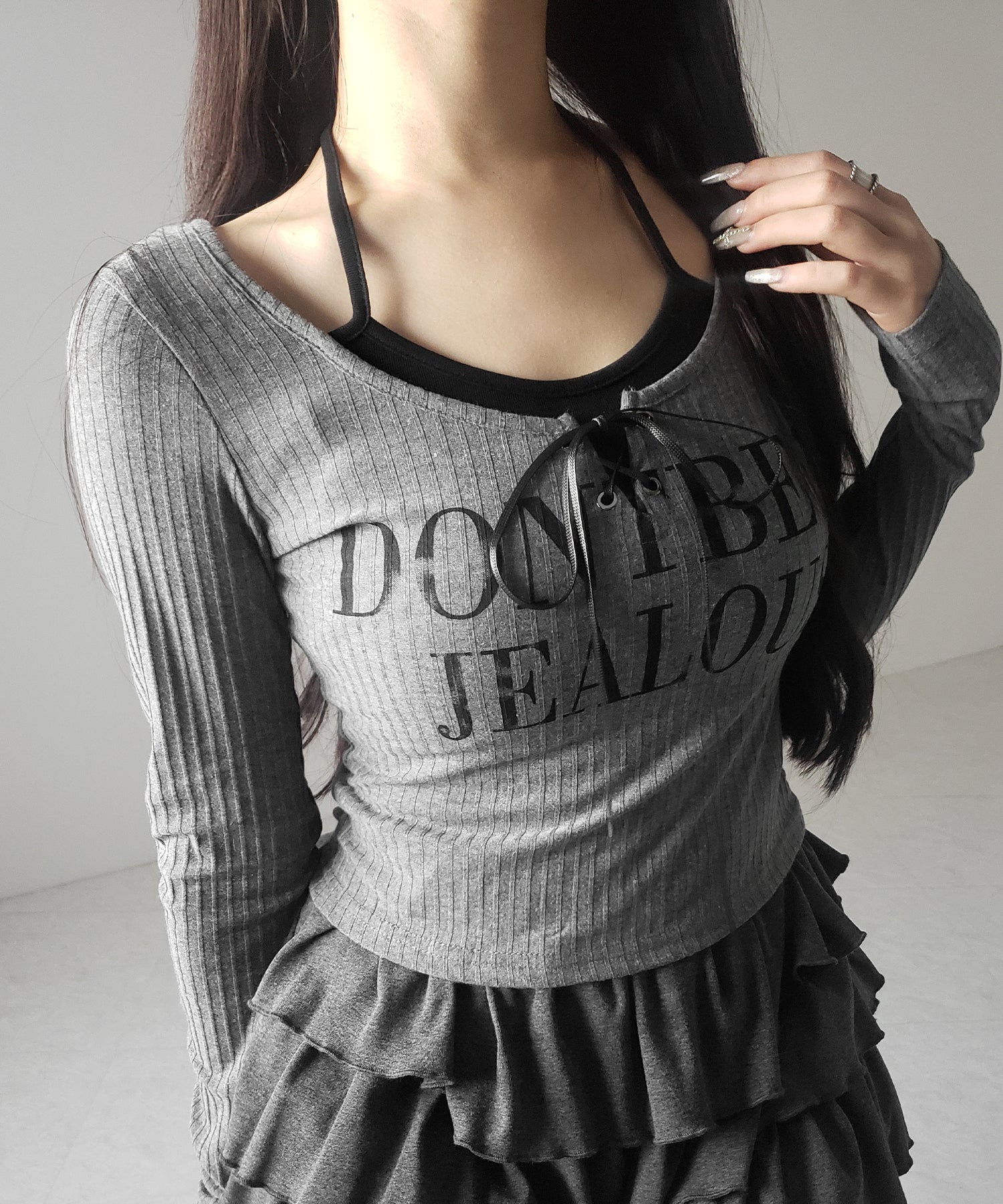 【 クロスネックにできる2WAY 】レースアップフェイクレイヤードロゴカットソートップス / laceup fake layered logo cutsew tops