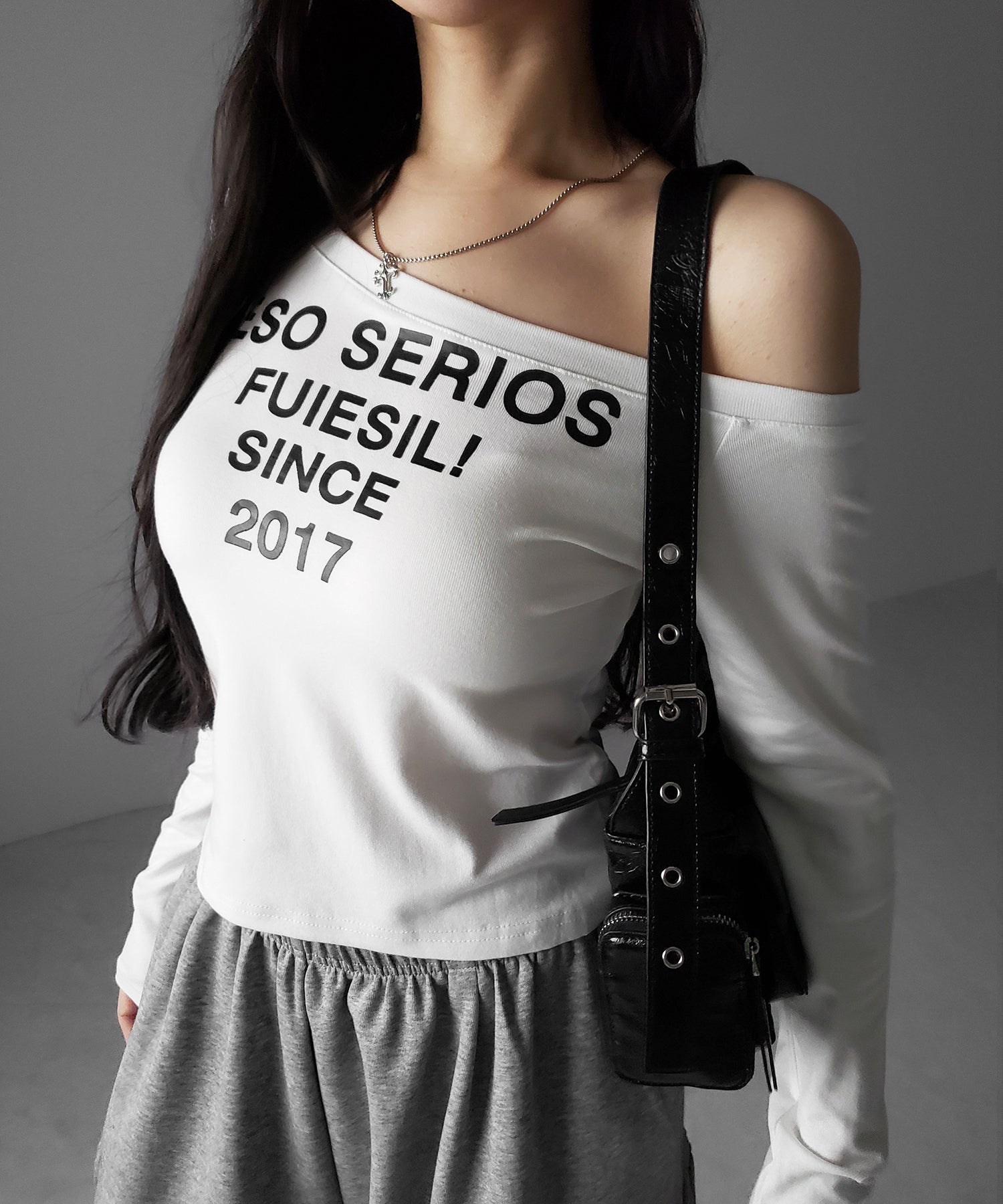 コンパクトロゴワンショルルーズロンT / compact logo one-Shoulder loose long-sleeve T-Shirt
