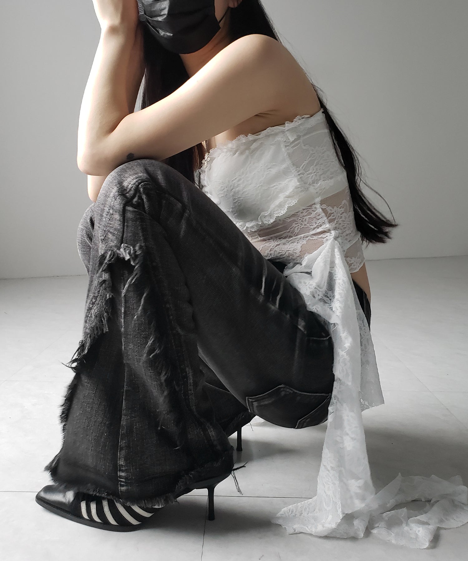 【 2color 】アシンメトリーフリルレースベアトップス / asymmetry frill lace bare tops
