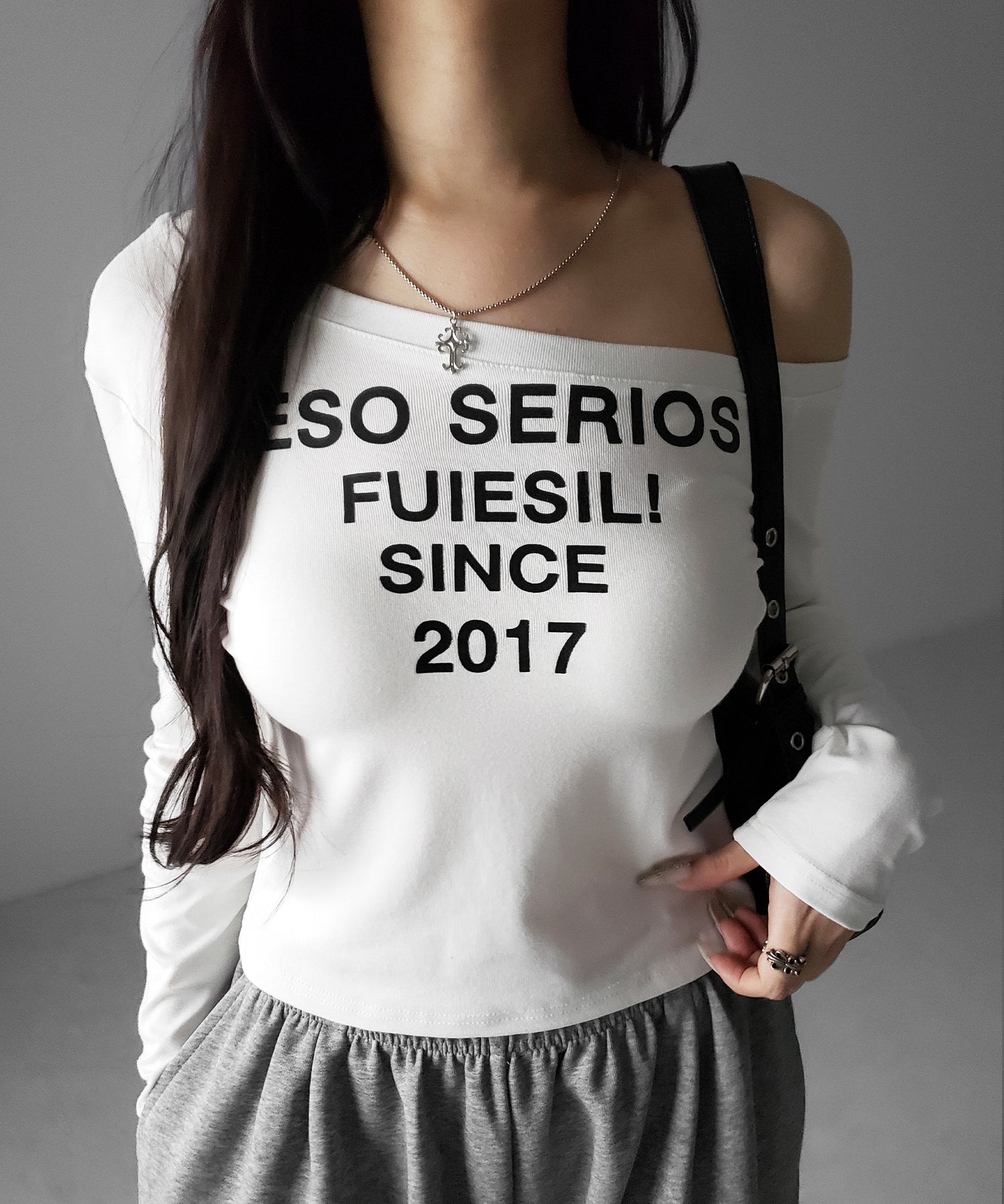 コンパクトロゴワンショルルーズロンT / compact logo one-Shoulder loose long-sleeve T-Shirt