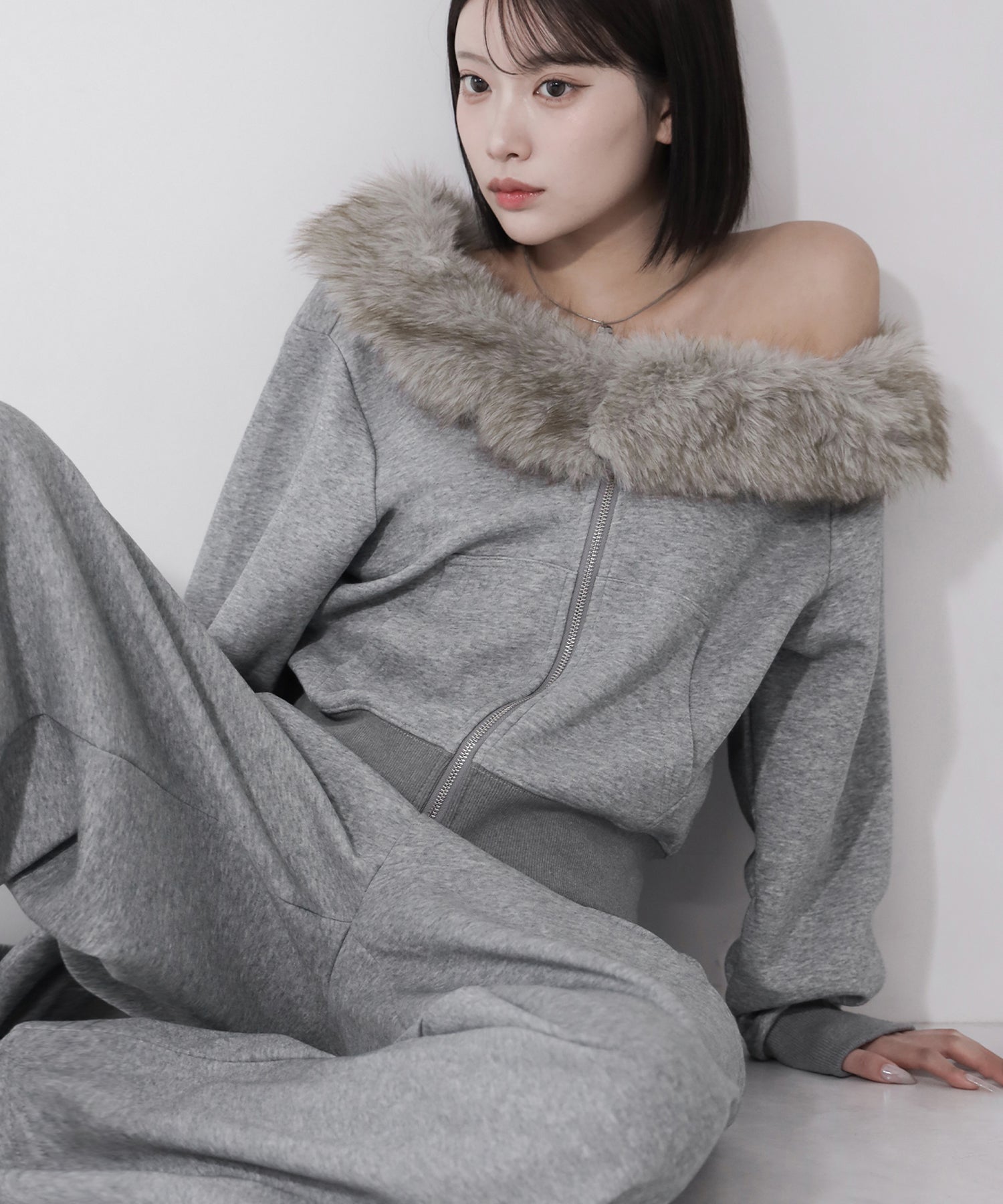 【 セットアップ 】ファーダブルジップワンショルスウェット&タックワイドスウェットパンツ / Fur double-zip one-shoulder sweatshirt & tuck wide sweatpants SETUP