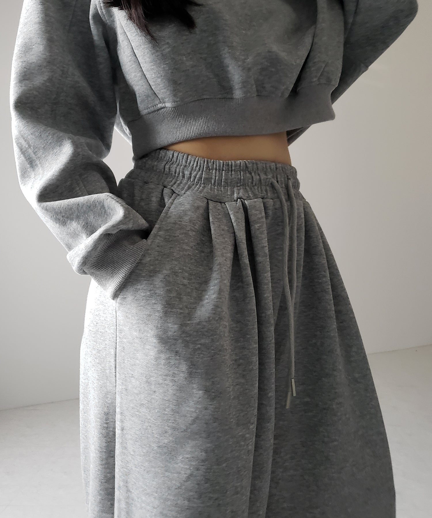 【 セットアップ 】ワンショルダーショートスウェットトップス + タックワイドパンツ SET / off shoulder short sweat tops & tack wide pants SET