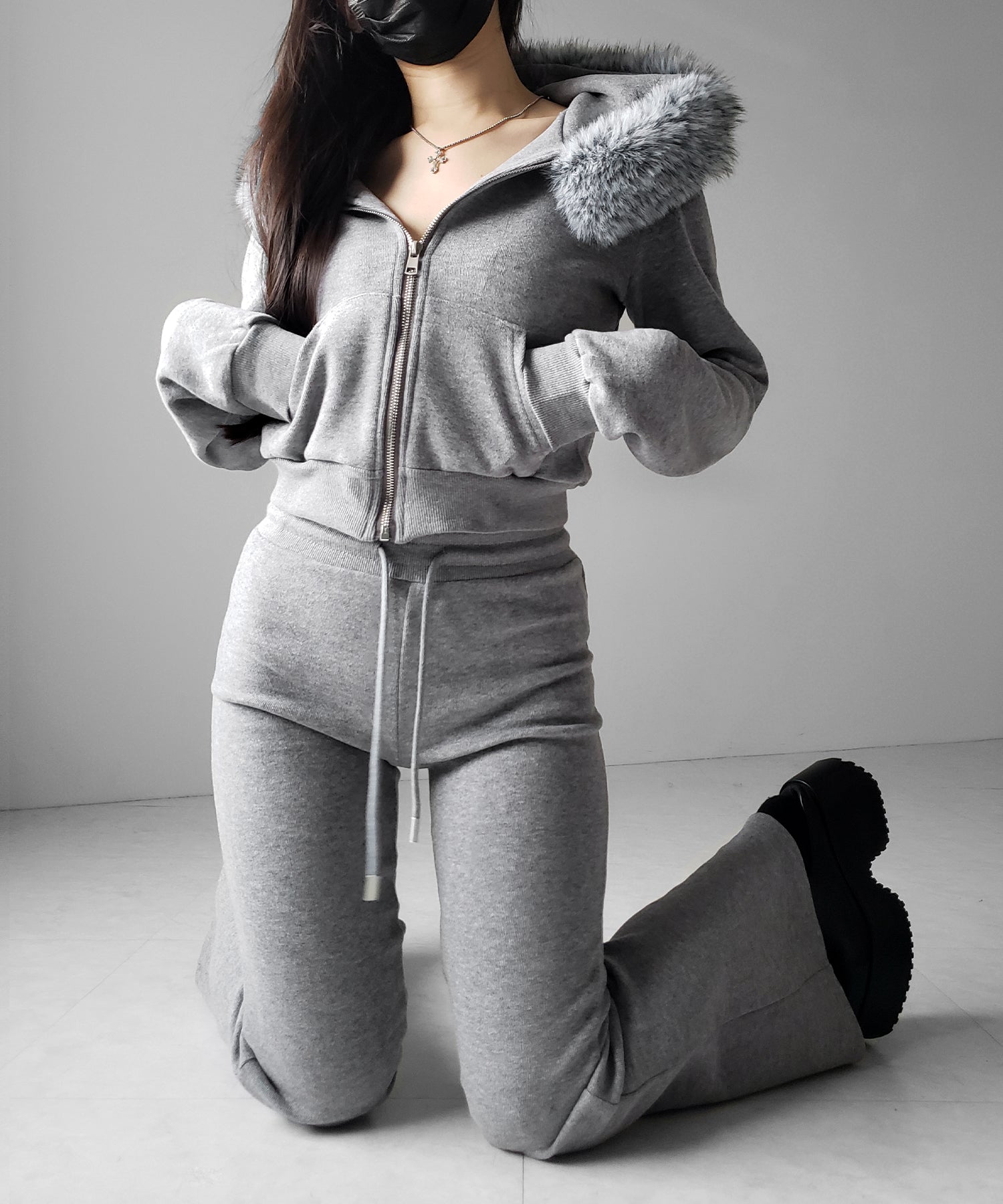 【 セットアップ 】ファーフードショートパーカー&スウェットフレアパンツ / Fur short hoodie & sweat flare pants SETUP
