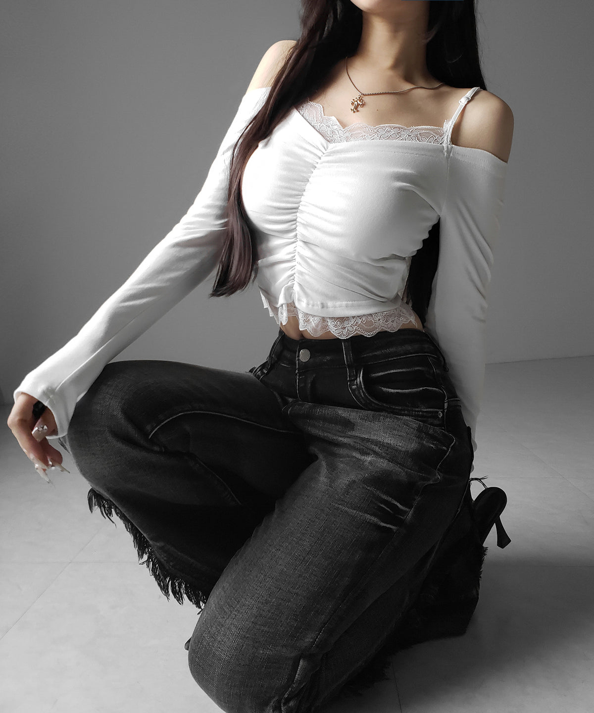 レースレイヤードギャザーオフショル長袖Tシャツ / lace layered gather off-shoulder long-sleeved T-shirts