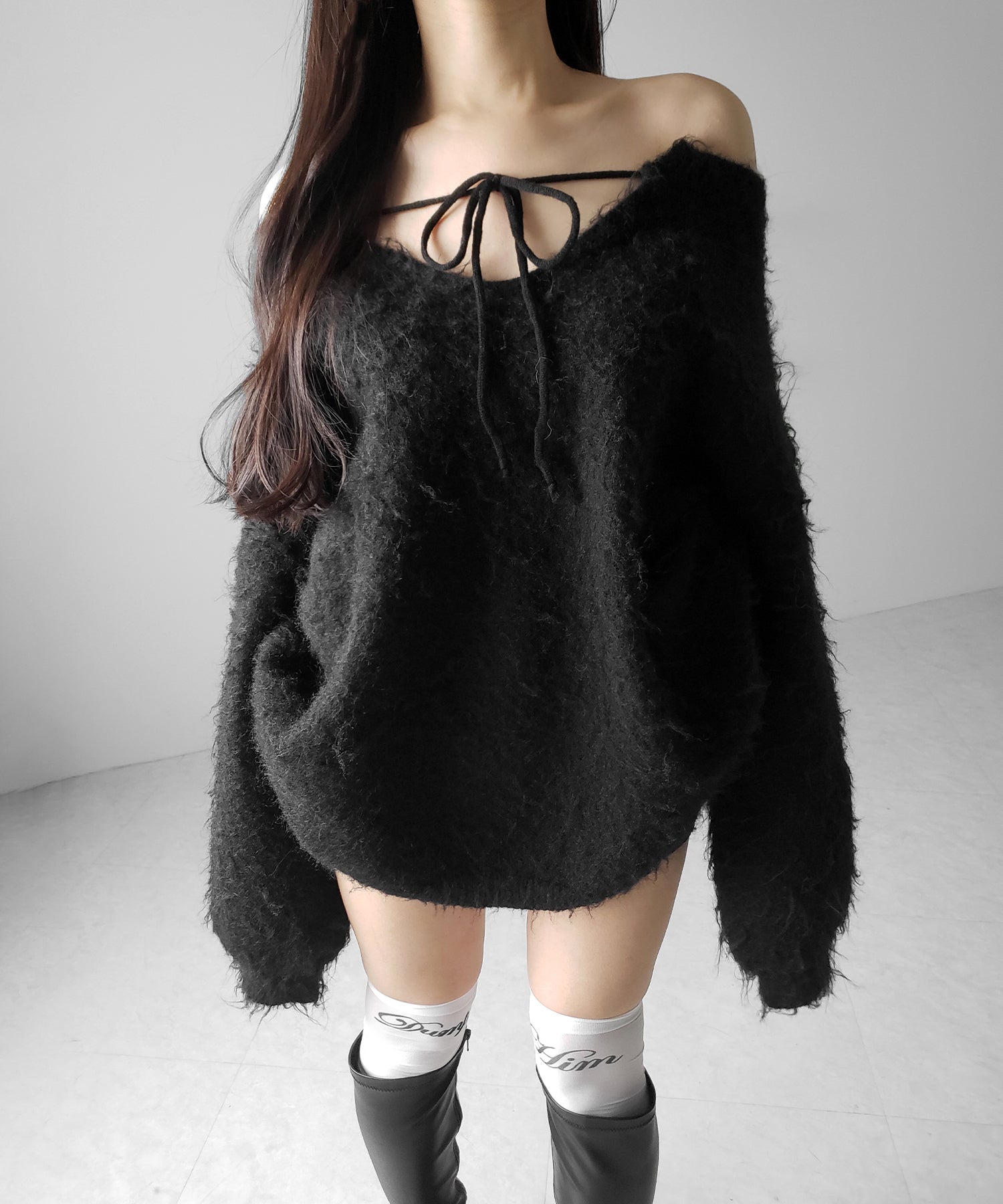 ストラップリボンオフショルオーバーシャギーニット / strap ribbon off shoulder over shaggy knit