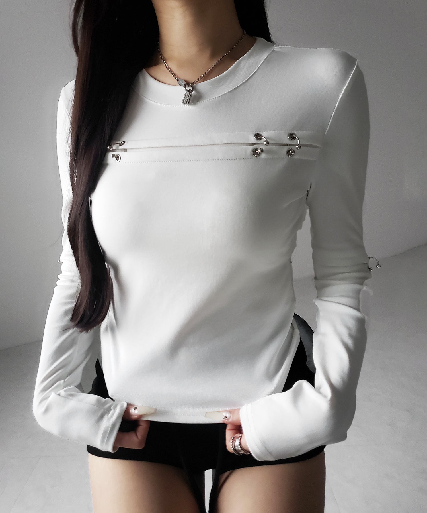 ピアッシングカットアウトスリムロンT/ piercing cutout slim long sleeve T-shirts