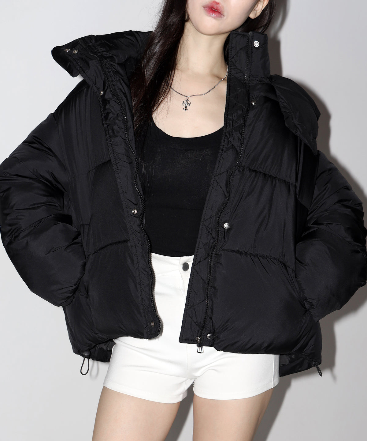 スタンドネックボリュームフーディ中綿パフジャケット / Stand-neck volume hooded fake down puff jacket