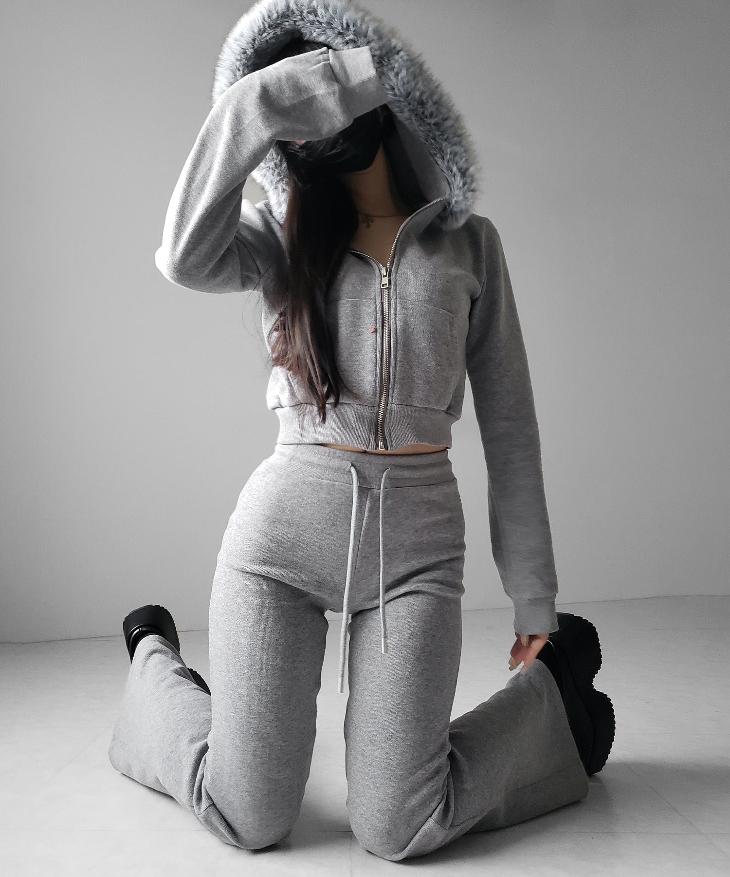 【 セットアップ 】ファーフードショートパーカー&スウェットフレアパンツ / Fur short hoodie & sweat flare pants SETUP