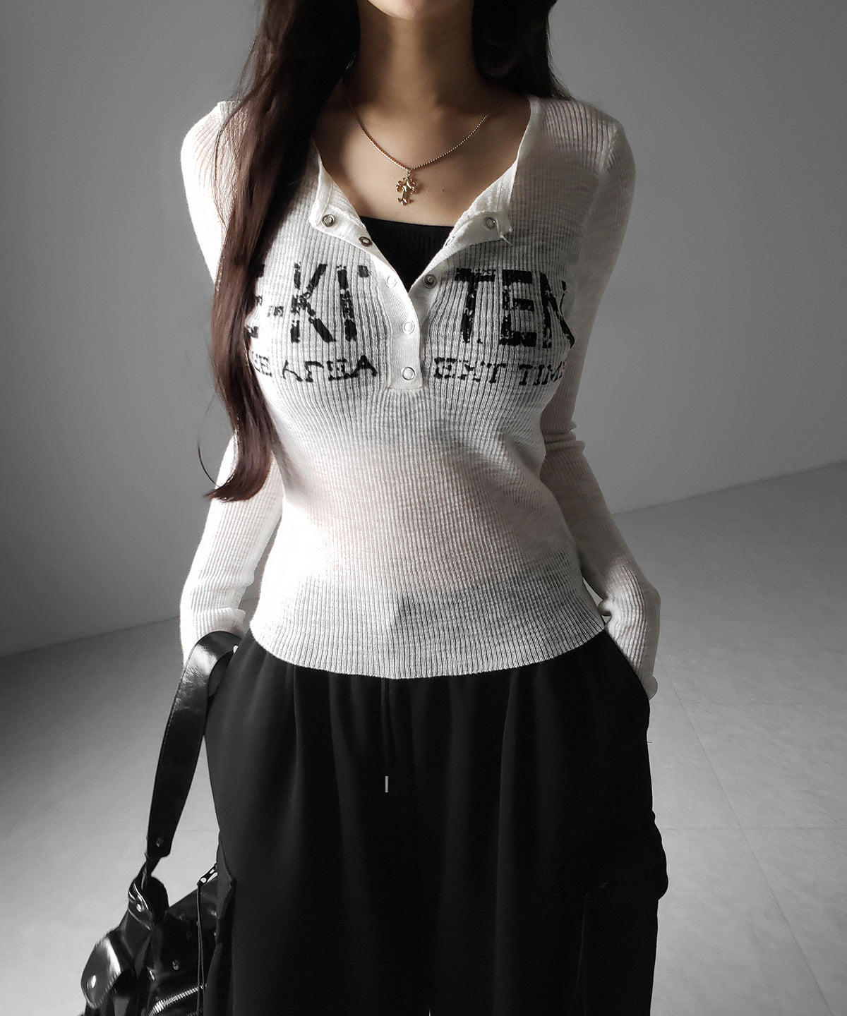 ヘンリーネックフェイクレイヤードロゴ長袖シアーニットトップス / henly neck fake layered logo longsleeve sheer rib knit tops