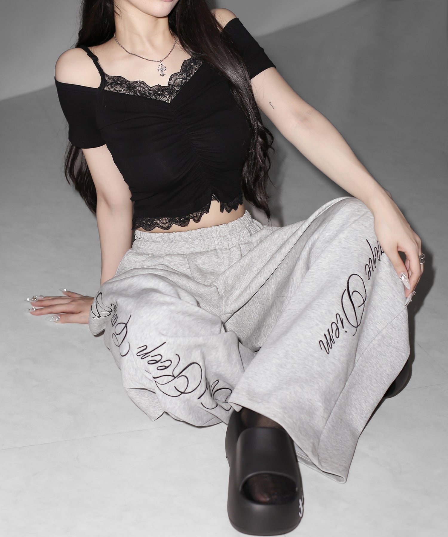 レースドッキングシャーリング半袖オフショルトップス / lace docking shirring short-sleeved off-shoulder tops