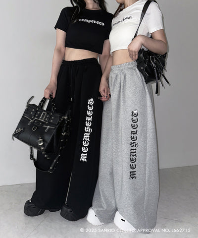 【 HELLO KITTY × me+em select 】ハローキティグランジロゴワイドスウェットパンツ / Hello Kitty grunge logo wide sweatpants 【 セットアップ着用可能 】