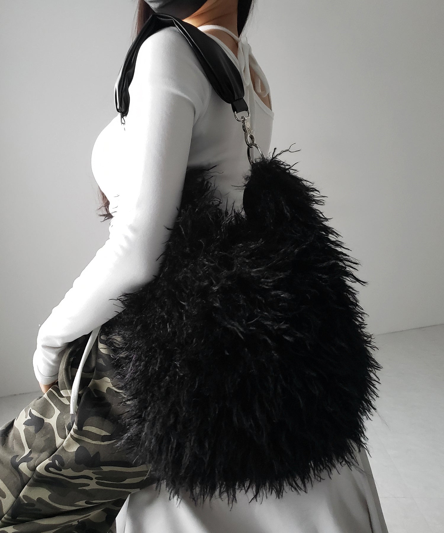 【 ショルダーストラップ付き2WAY 】バイカラーシャギーファーショルダーバッグ / bicolor shaggy fur shoulder bag