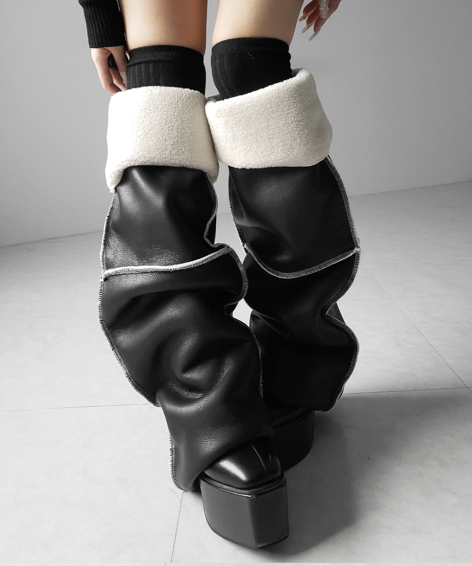 【 ニーハイにもなる2WAY 】ムートンフェイクレザールーズレッグカバー / mouton fake leather loose leg cover