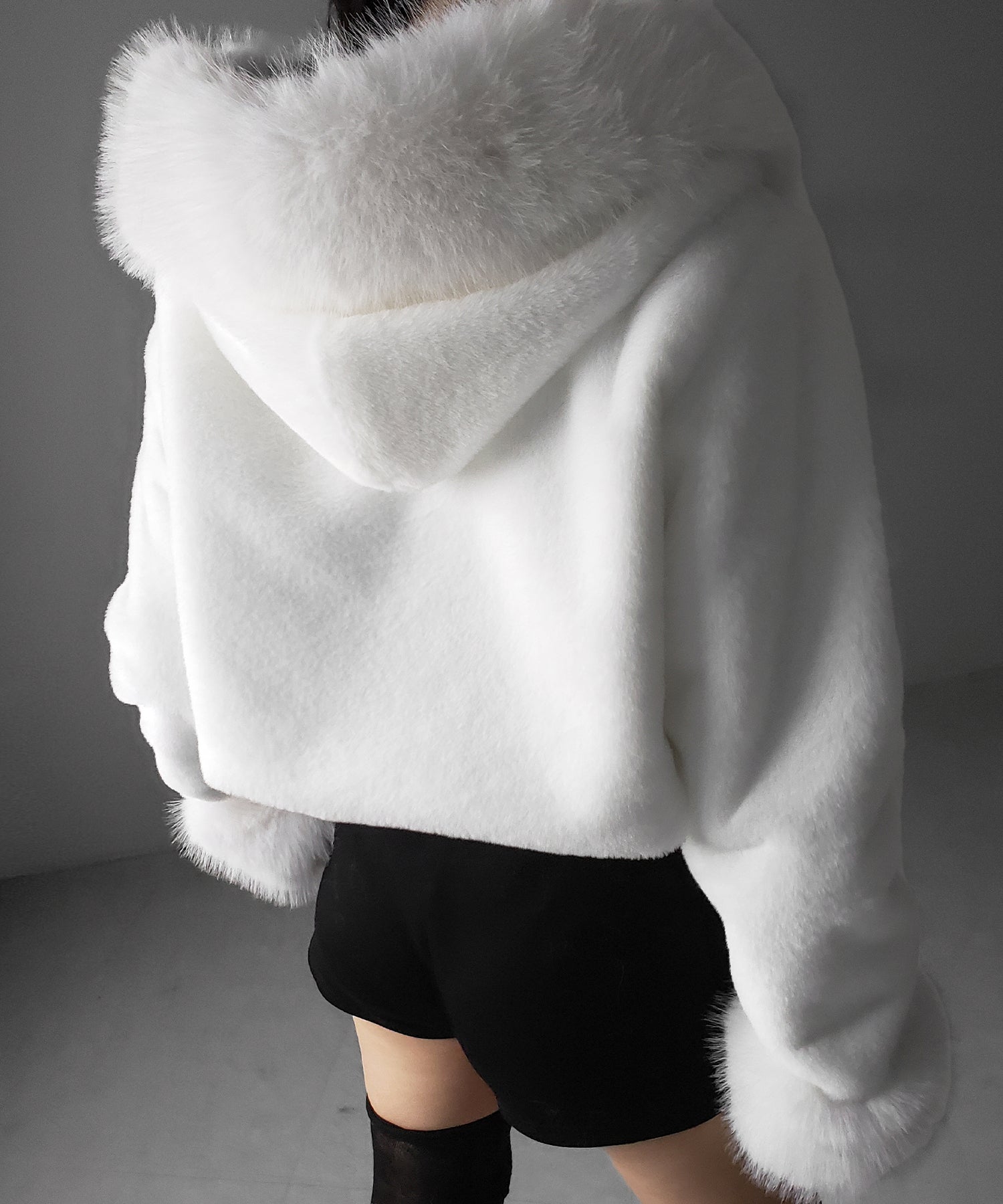 フェイクファーフードレディーショートコート / fake fur hoodec lady short coat