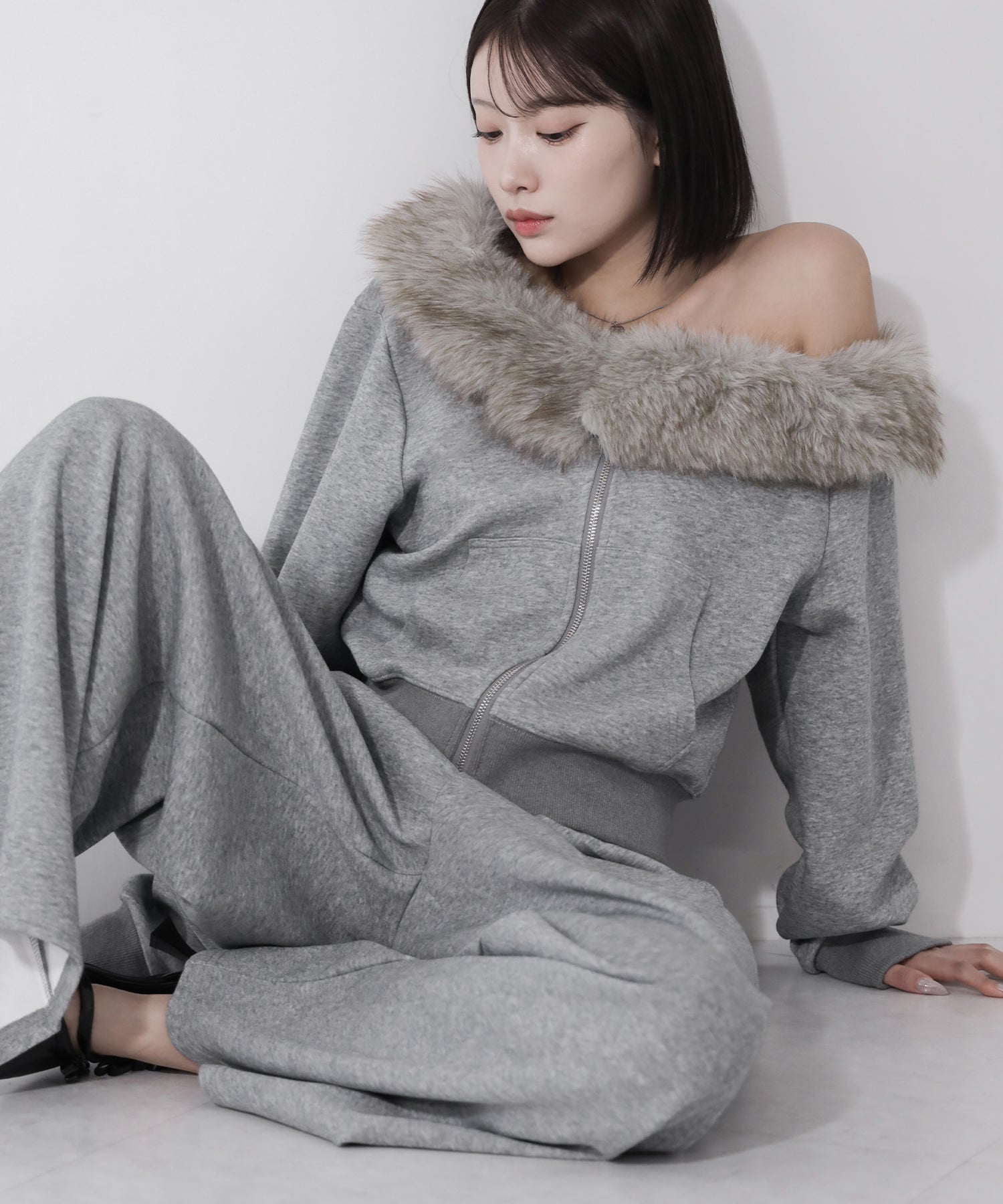 【 セットアップ 】ファーダブルジップワンショルスウェット&タックワイドスウェットパンツ / Fur double-zip one-shoulder sweatshirt & tuck wide sweatpants SETUP