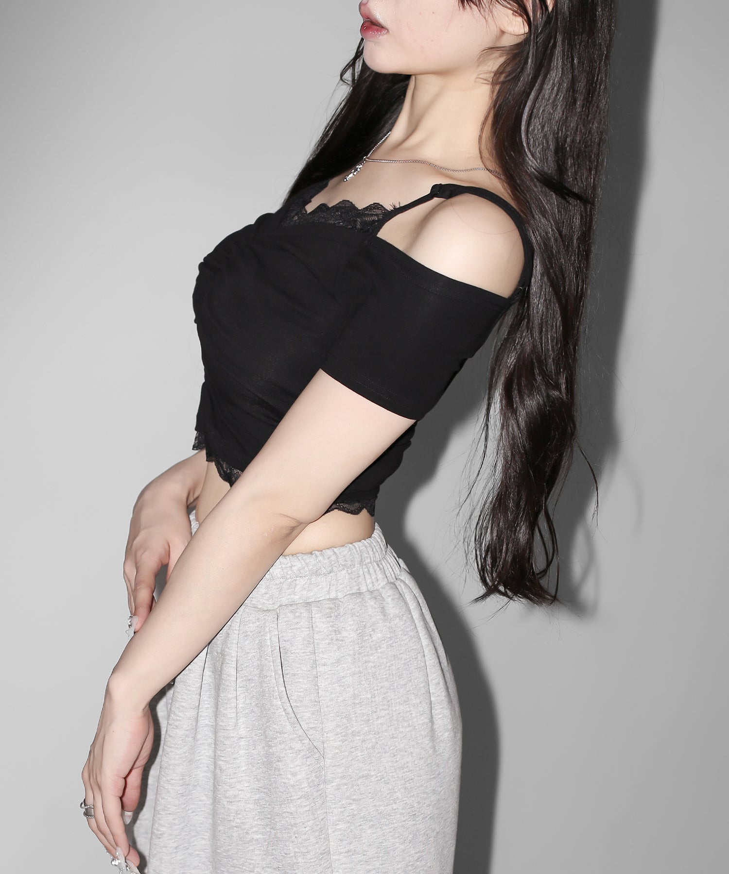 レースドッキングシャーリング半袖オフショルトップス / lace docking shirring short-sleeved off-shoulder tops