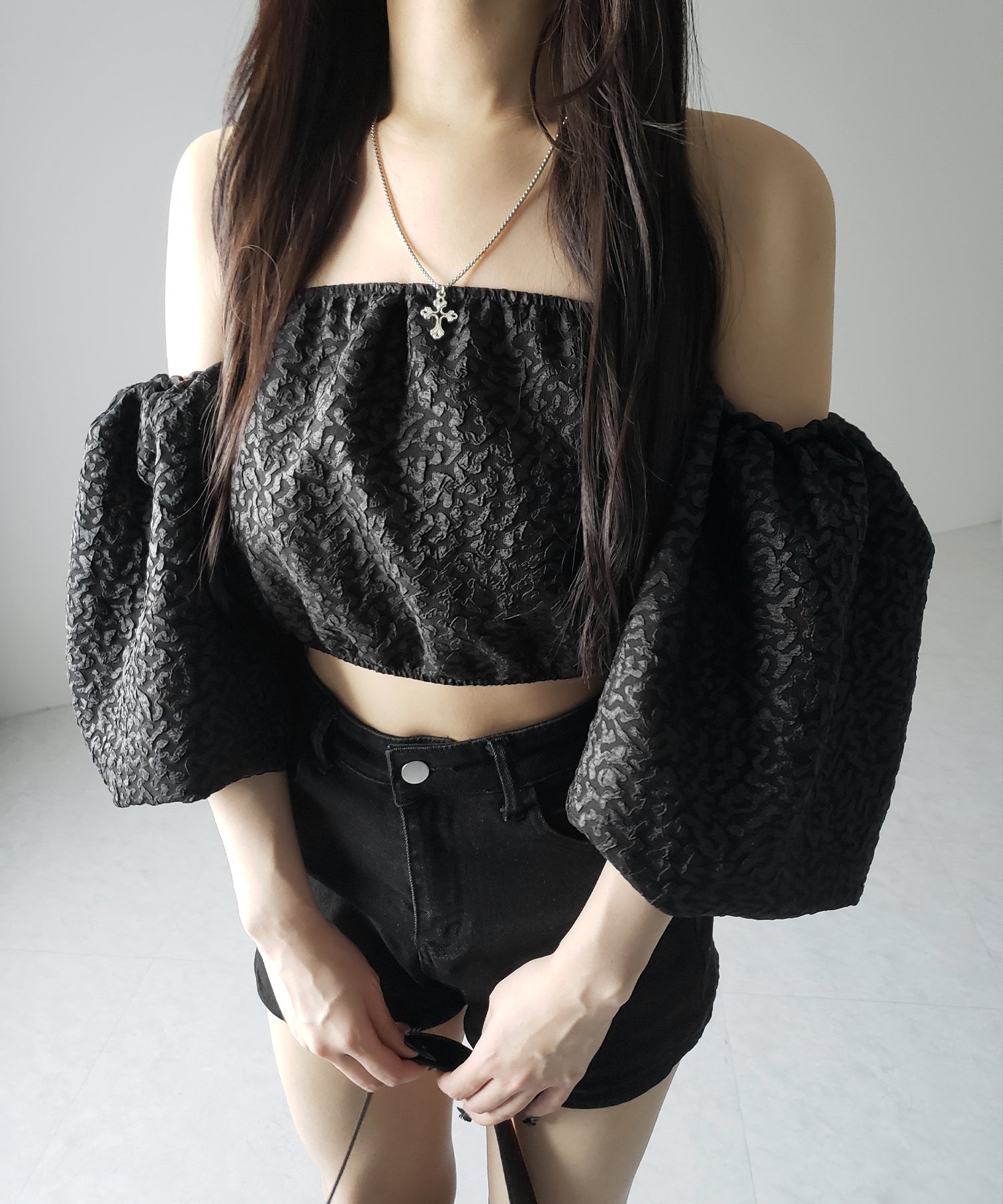 【 2color 】オフショルダーボリュームパフショートブラウス / off shoulder volume puff short blouse