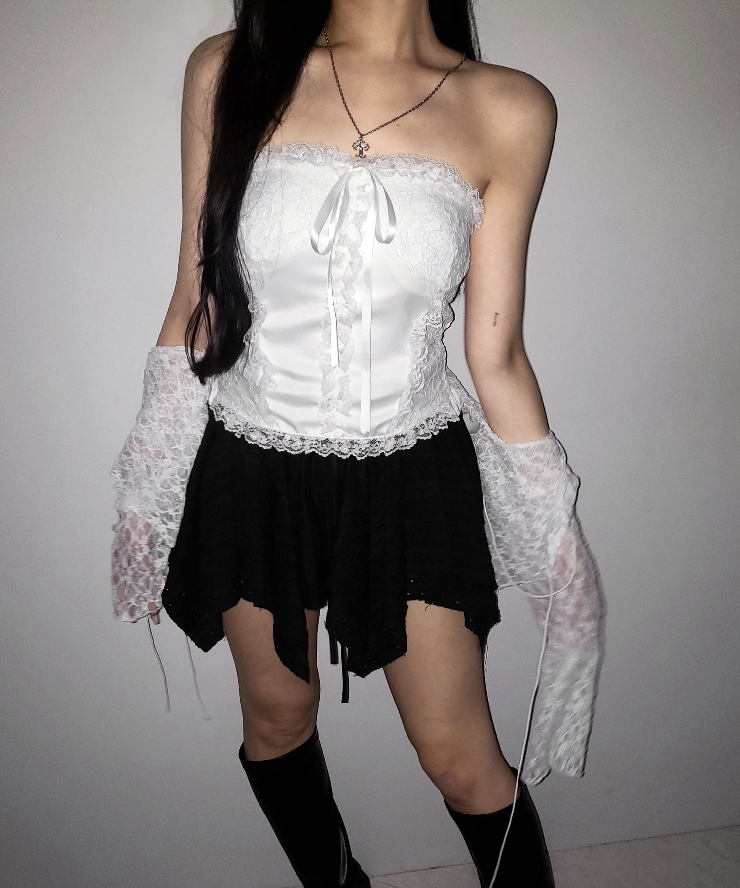 【 2color 】フロントリボンレースフリルコルセットベアトップ / front ribbon lace frill corset bare top