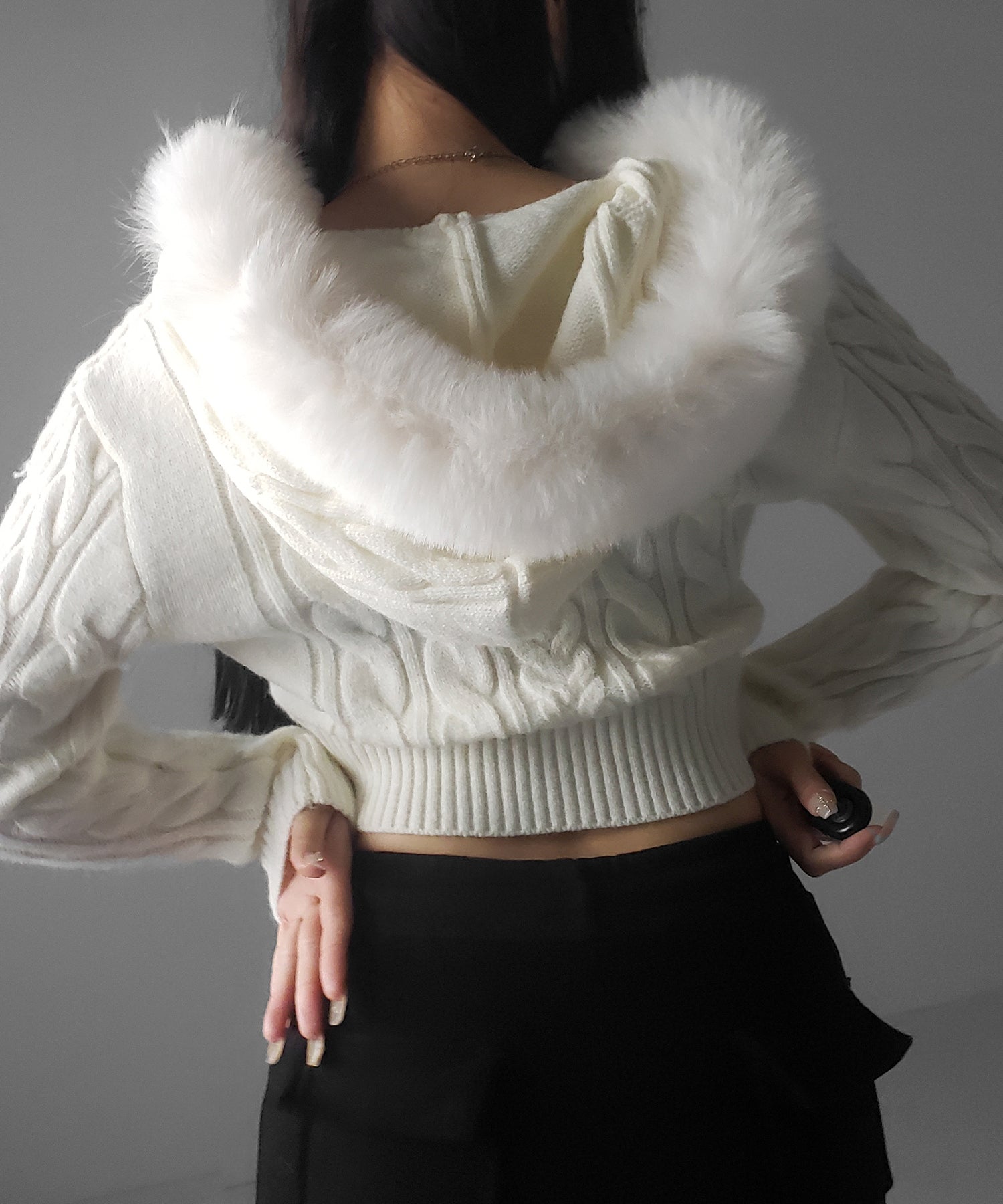 ファーフーディダブルジップショートニットパーカー / Fur hooded double zip short knit hoodie