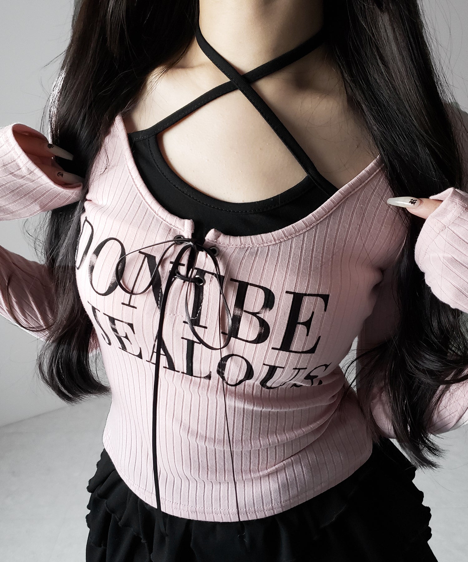 【 クロスネックにできる2WAY 】レースアップフェイクレイヤードロゴカットソートップス / laceup fake layered logo cutsew tops