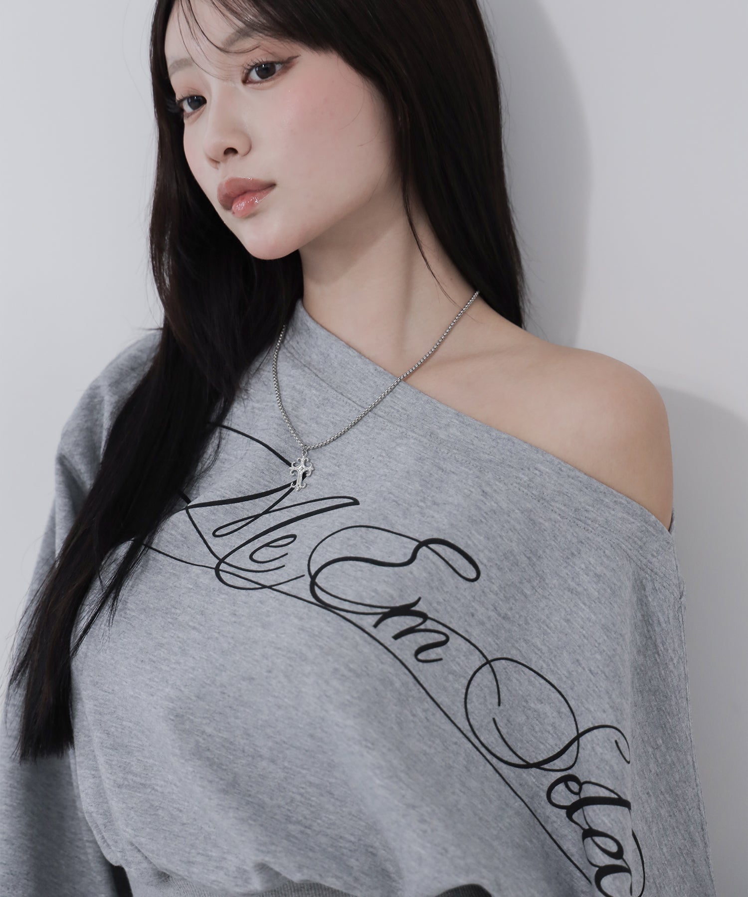 レタリングロゴワンショルショートスウェットライクトップス / lettering logo one-shoulder short sweatlike tops