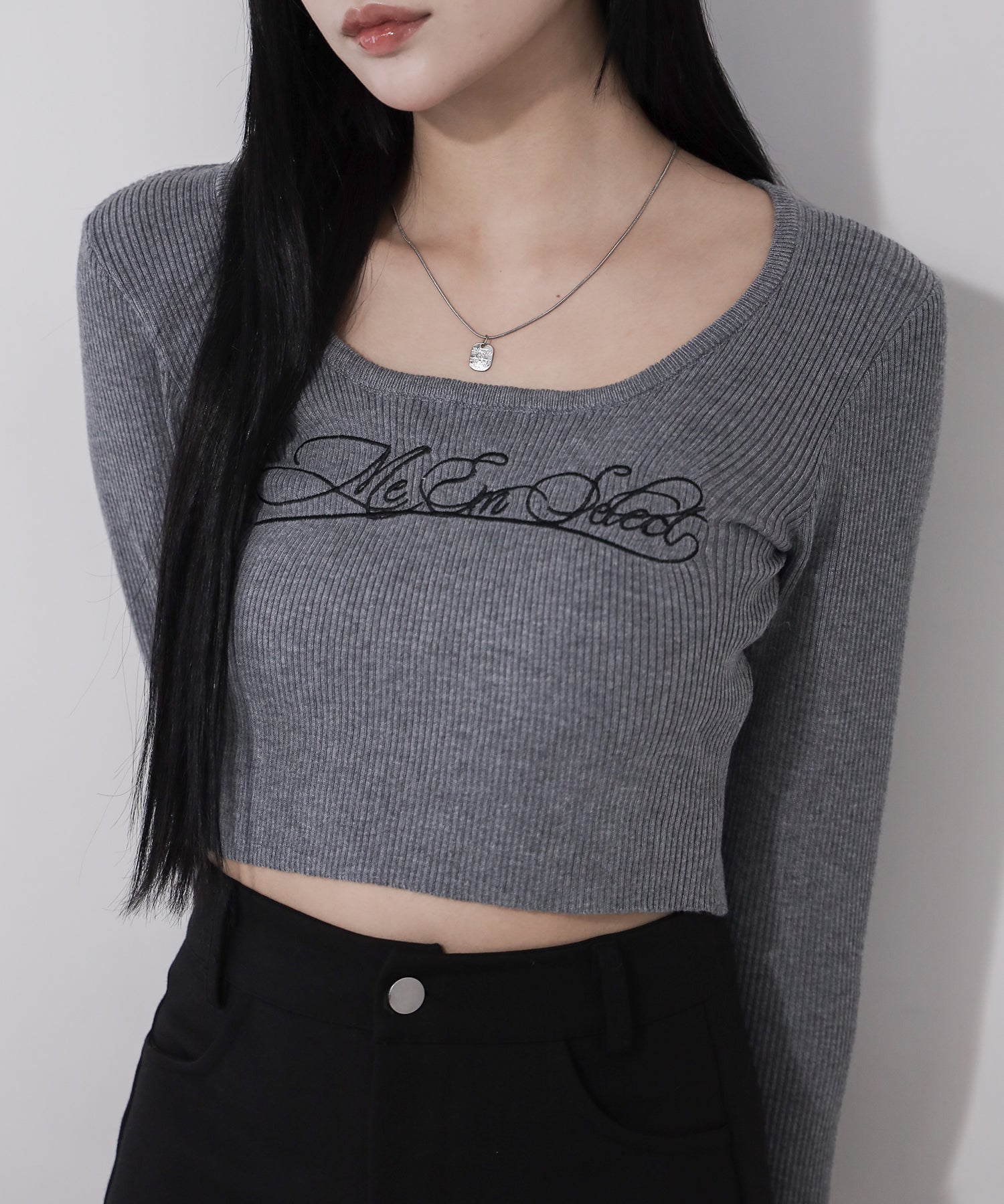 レタリングロゴ刺繍スクエアネックショートリブニットトップス / lettering logo embroidery square neck short rib knit tops