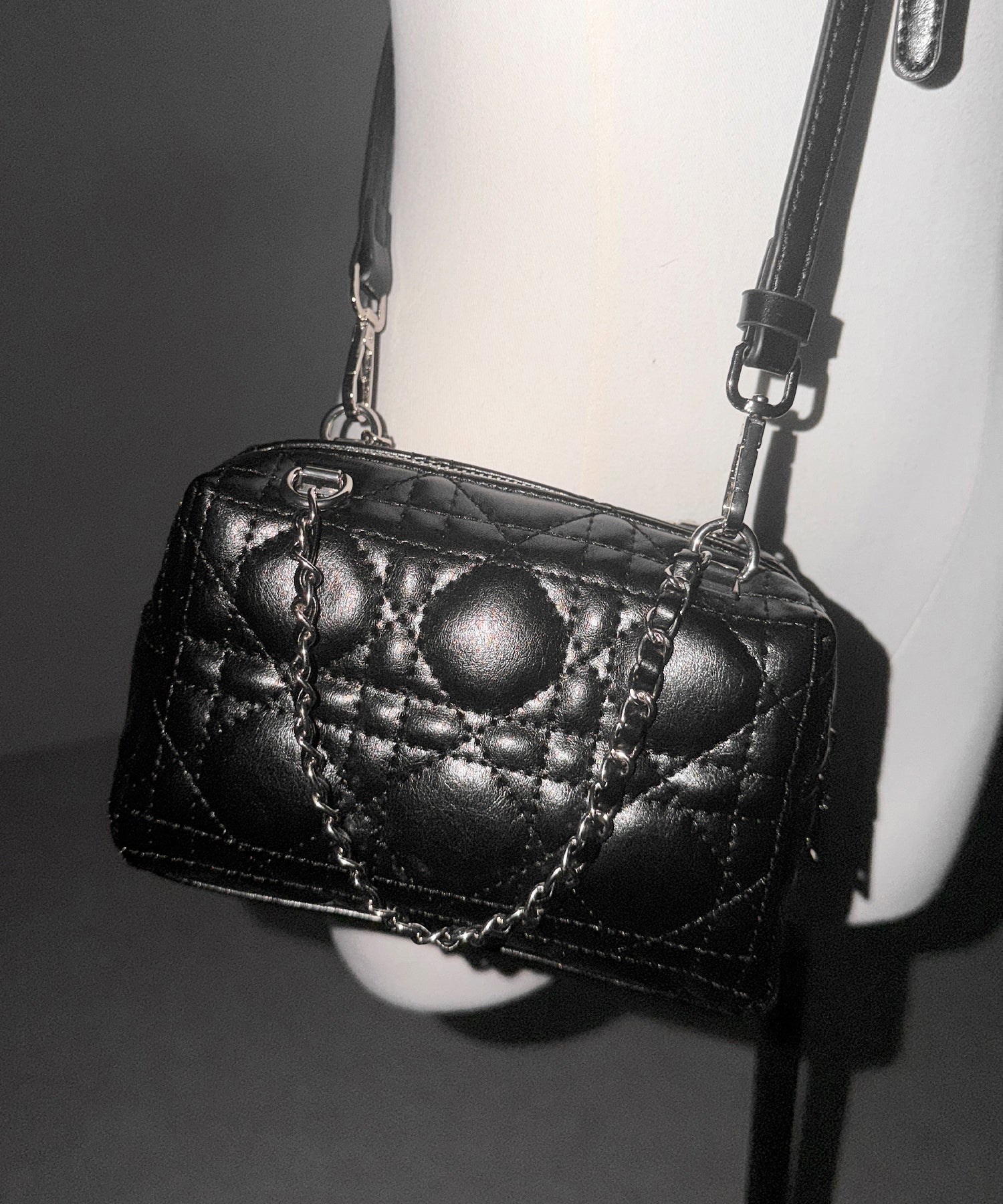 【 ショルダーストラップ付き2WAY 】キルティングスクエアチェーンショルダーミニバッグ / 2WAY quilted square chain shoulder mini bag