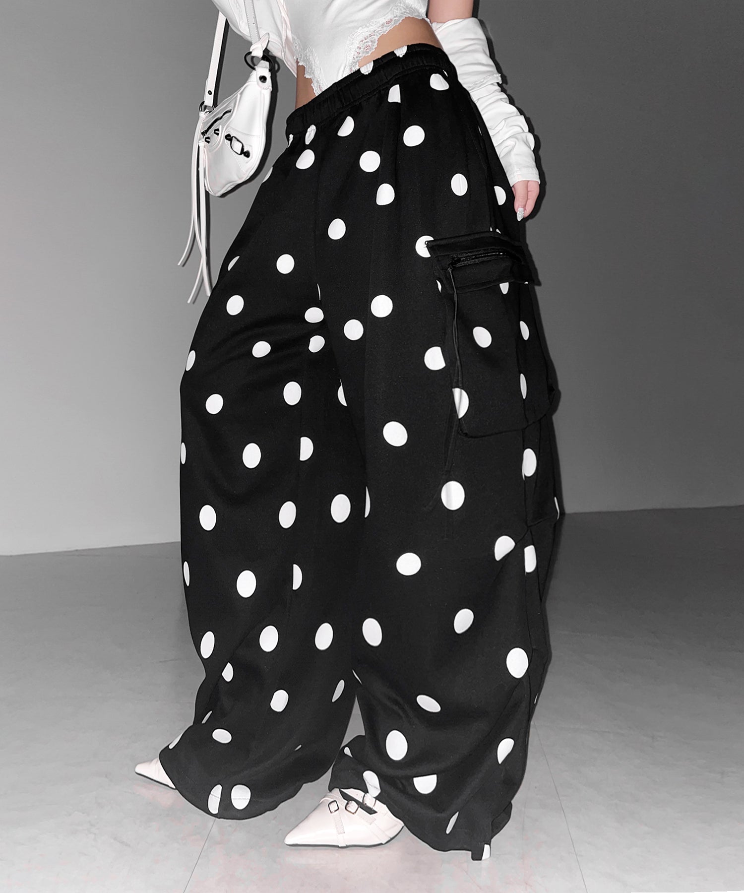 【 裾絞り可能2WAY 】ドットドローコードタックワイドカーゴスウェットパンツ / Dot drawcord tuck wide cargo sweatpants