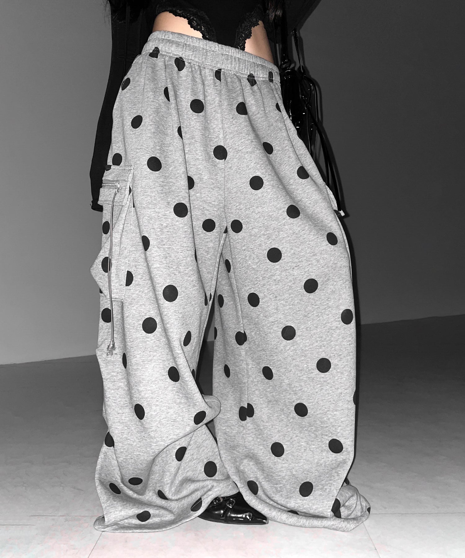 【 裾絞り可能2WAY 】ドットドローコードタックワイドカーゴスウェットパンツ / Dot drawcord tuck wide cargo sweatpants