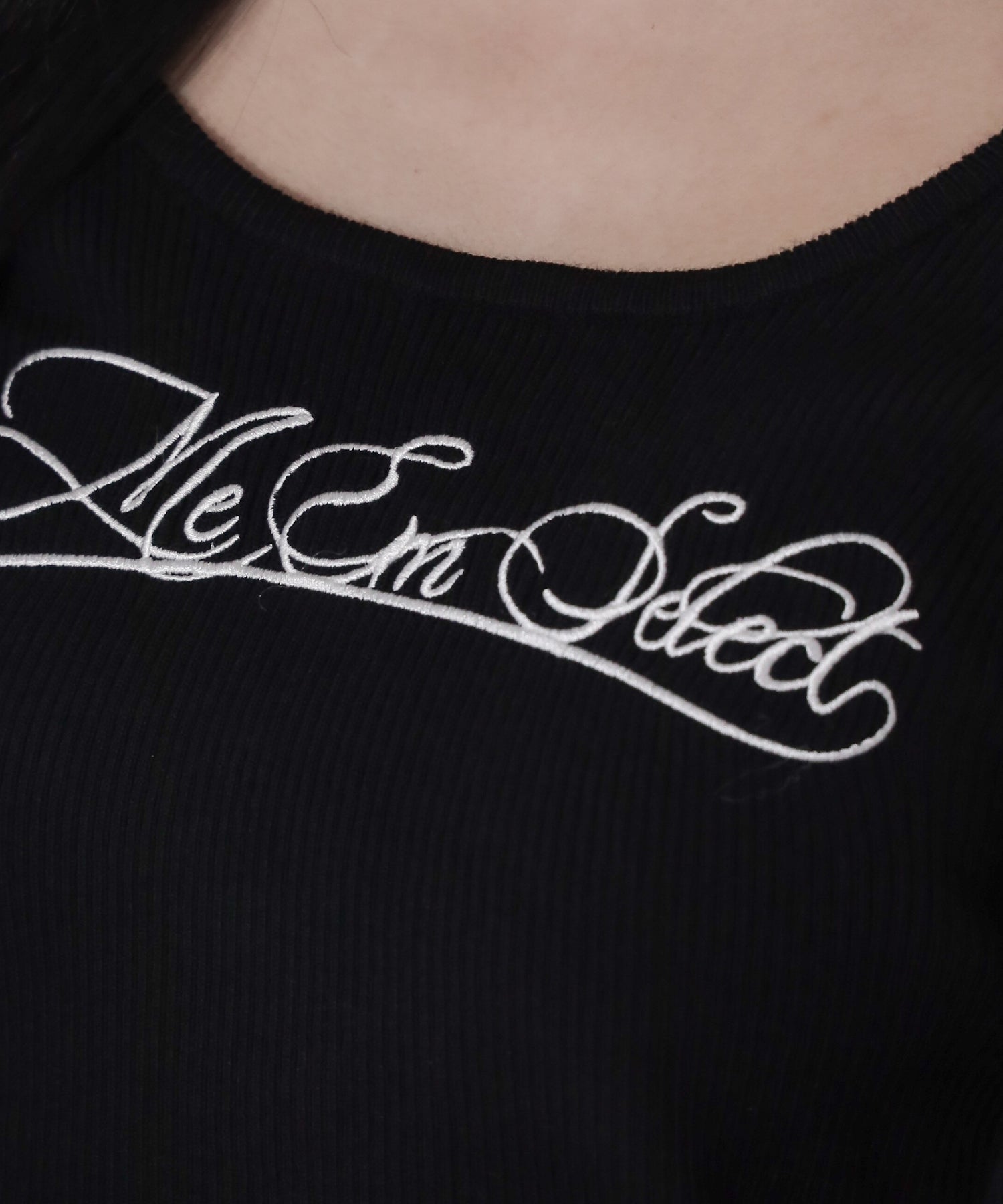 レタリングロゴ刺繍スクエアネックショートリブニットトップス / lettering logo embroidery square neck short rib knit tops