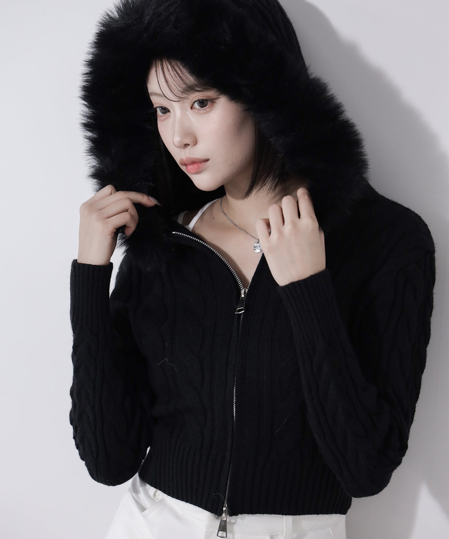 ファーフーディダブルジップショートニットパーカー / Fur hooded double zip short knit hoodie