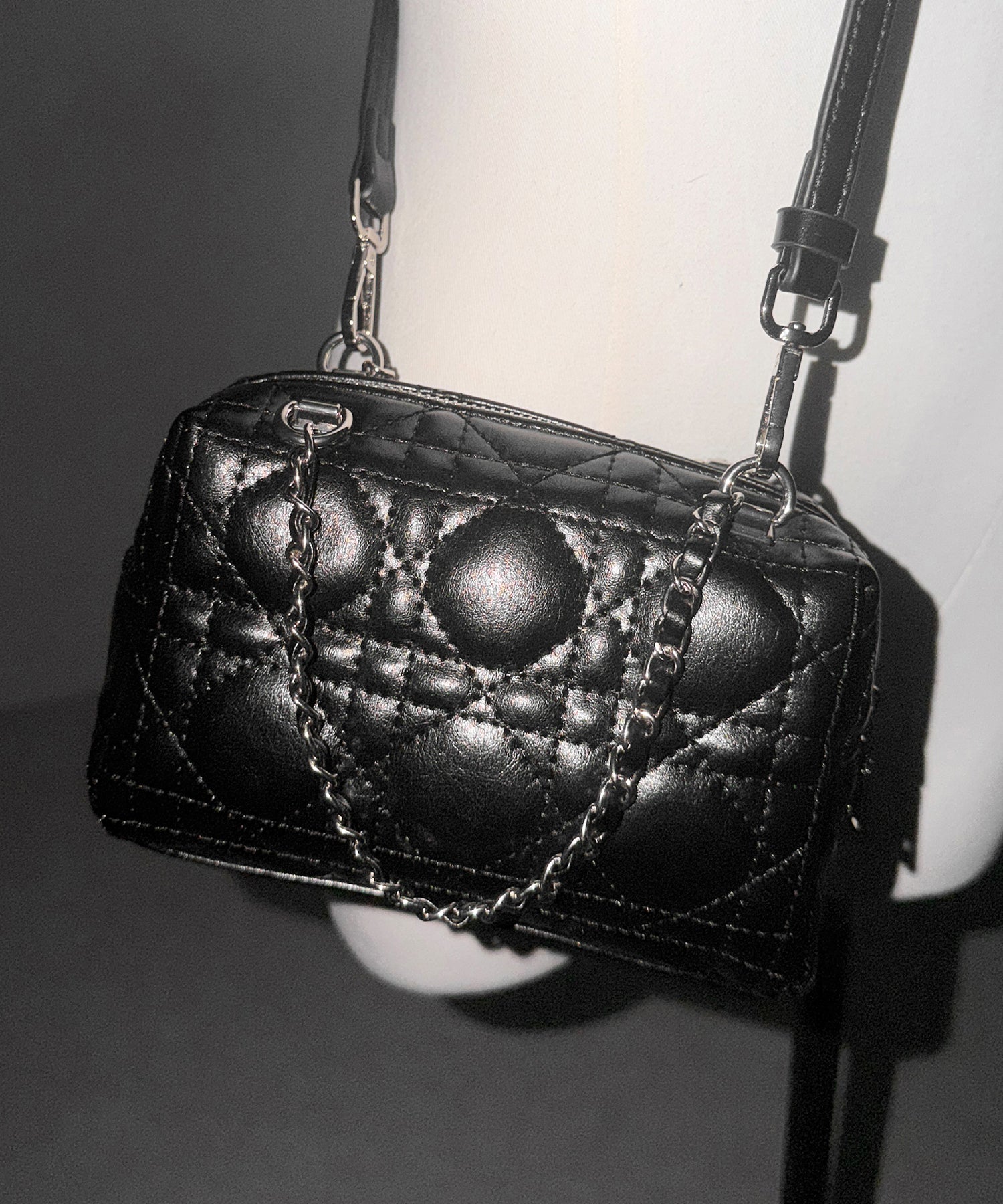 【 ショルダーストラップ付き2WAY 】キルティングスクエアチェーンショルダーミニバッグ / 2WAY quilted square chain shoulder mini bag
