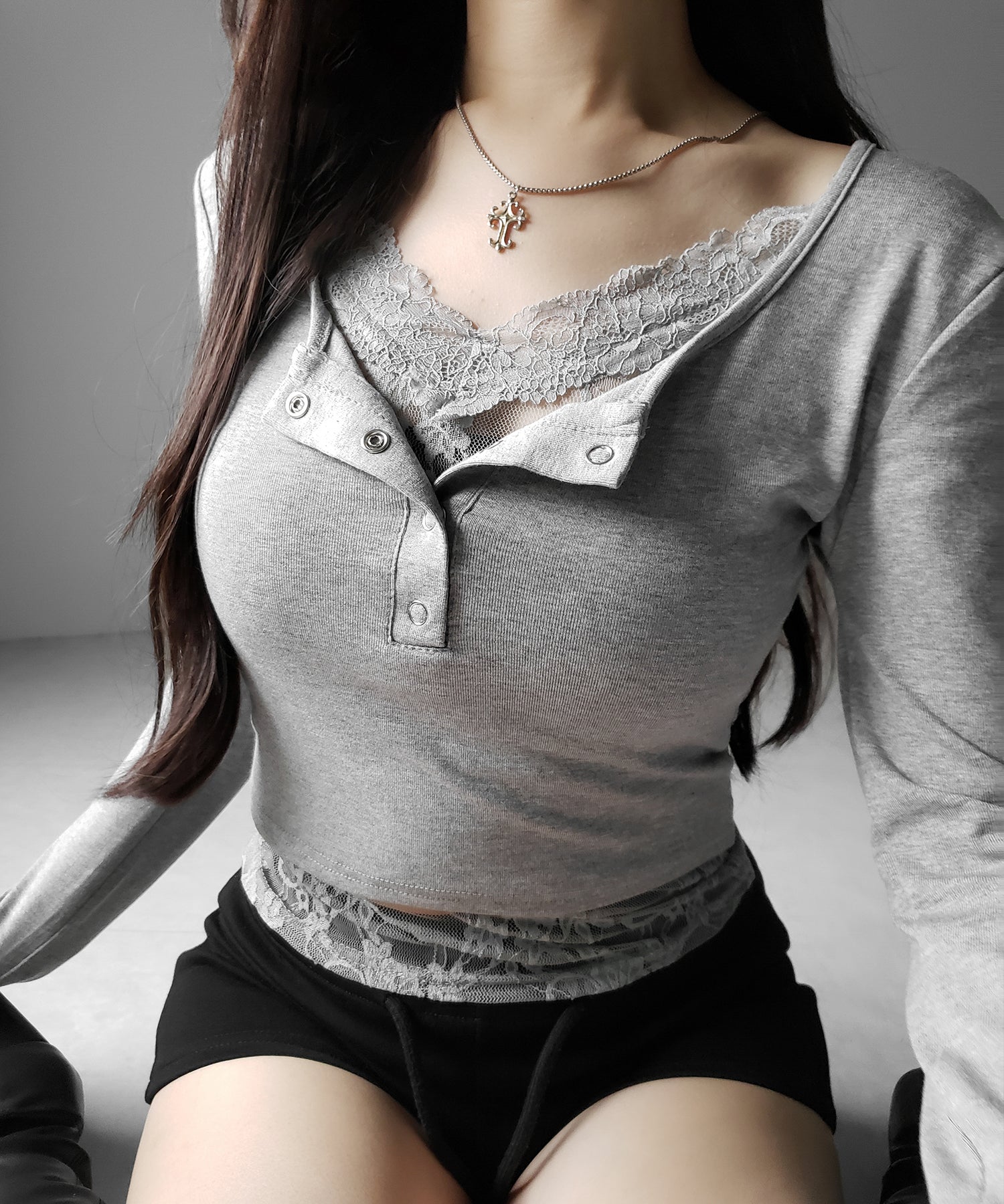 【 人気アイテムの長袖verが新登場! 】レースレイヤードヘンリーネックスクエア長袖Tシャツ / lace layered henley neck square long sleeve T-shirt